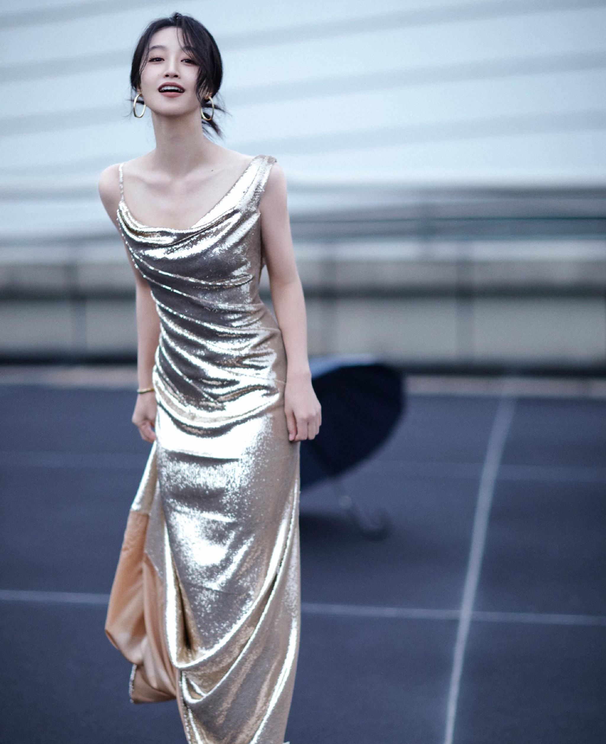 蓝盈莹银色长裙美背写真雍容华贵端庄优雅