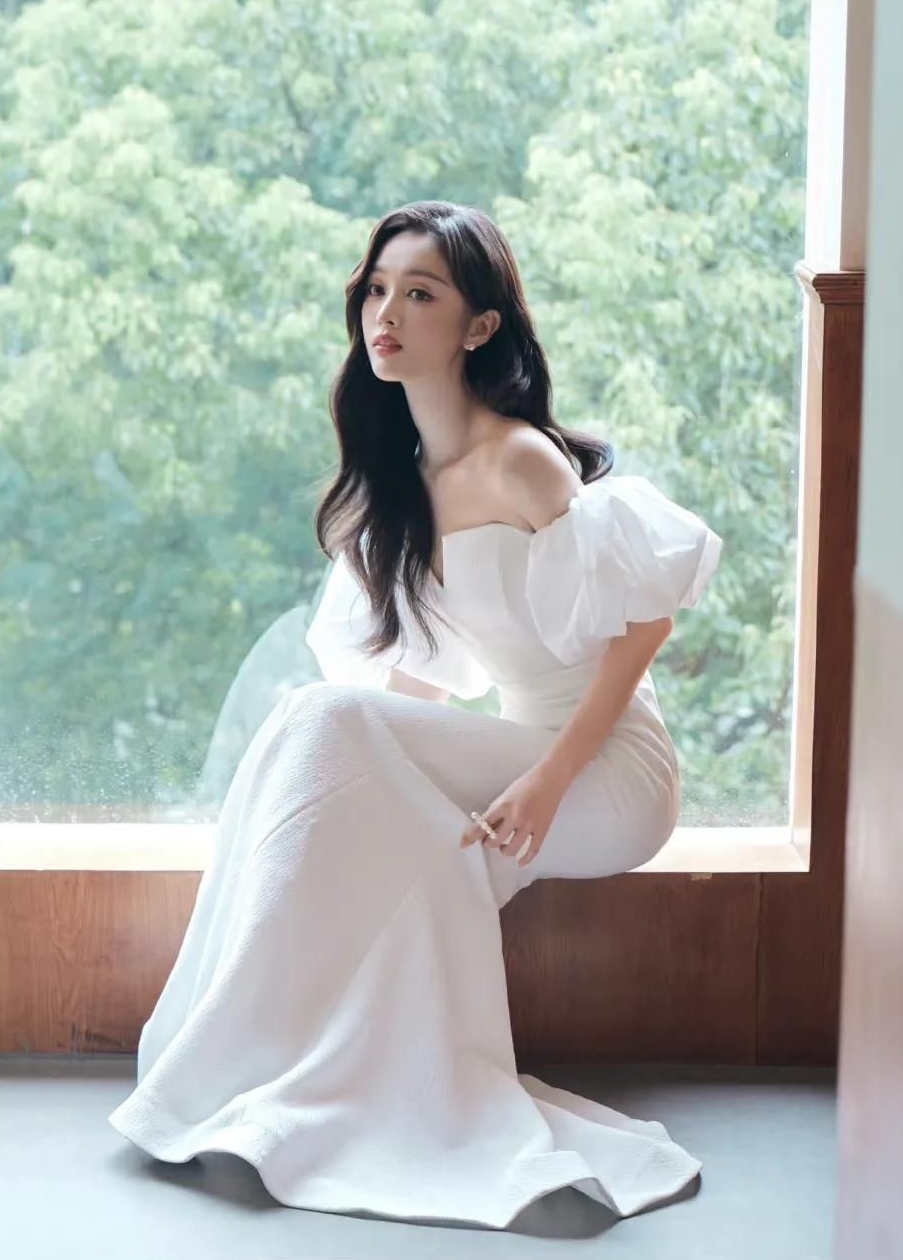 吴宣仪穿白色抹胸深v鱼尾裙勾勒曼妙身姿清新灵动