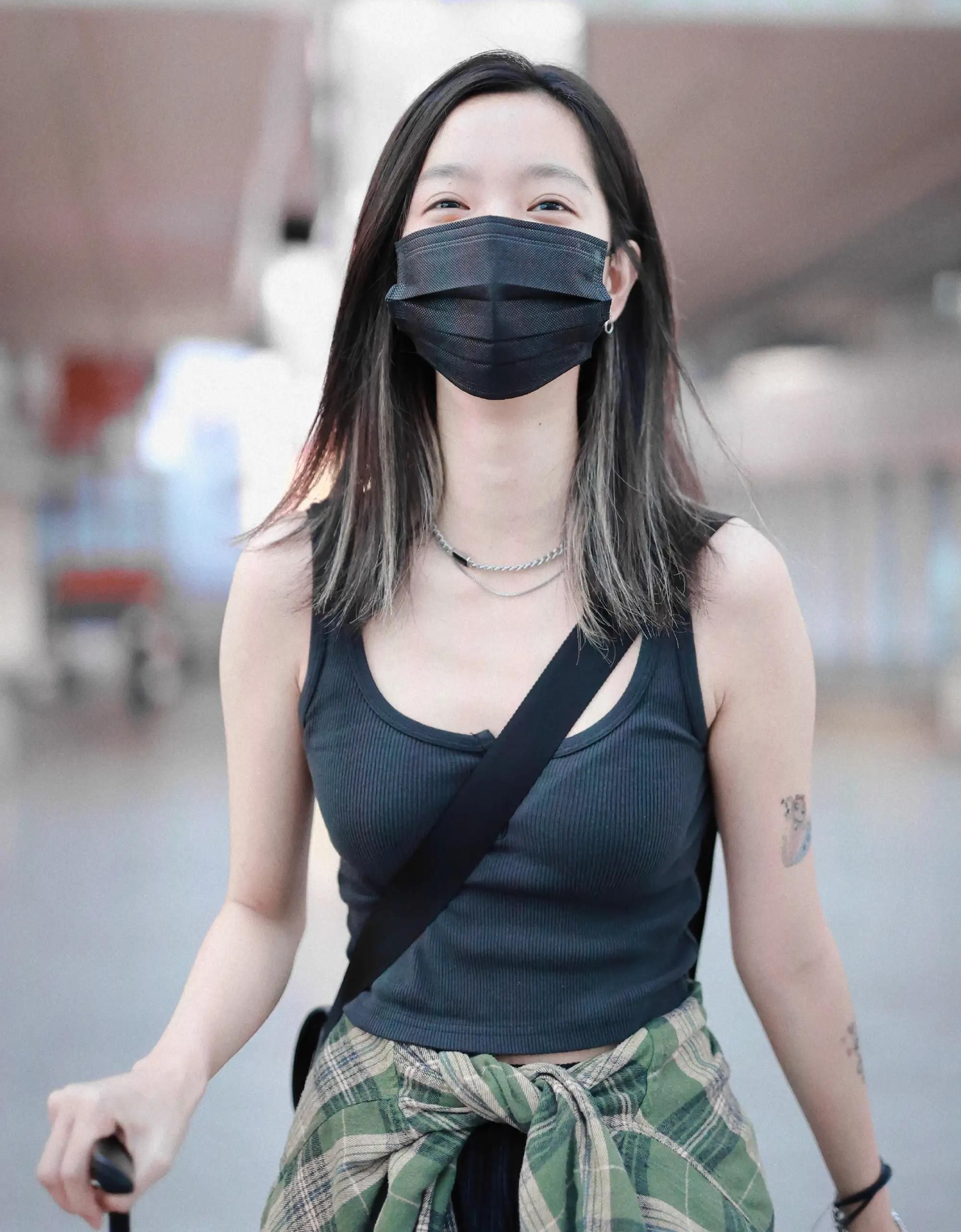 庄达菲出行,黑色口罩,无袖背心,惊艳迷人!_高清图集_新浪网