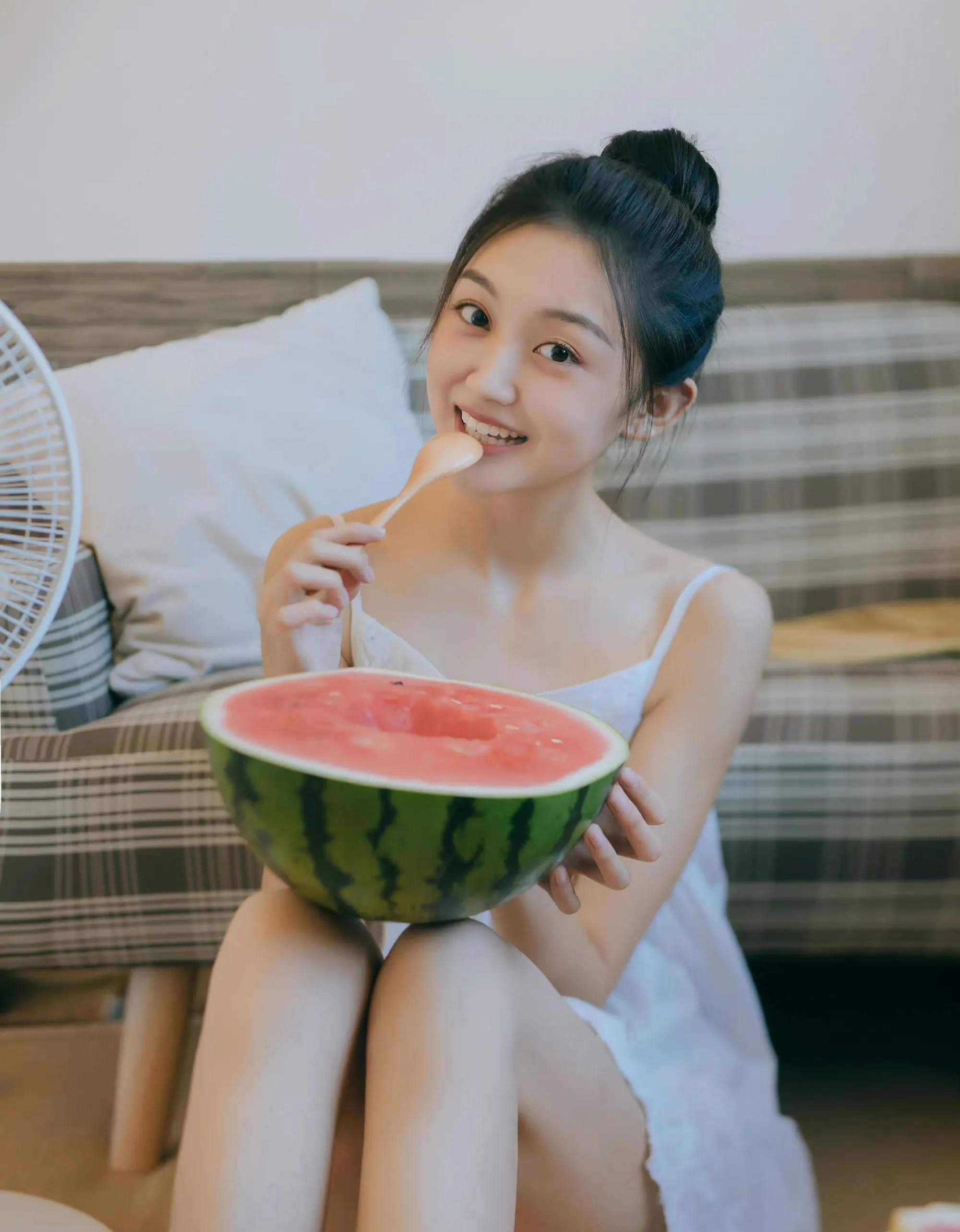 曲芷含和西瓜的美照甜美可爱清纯可人
