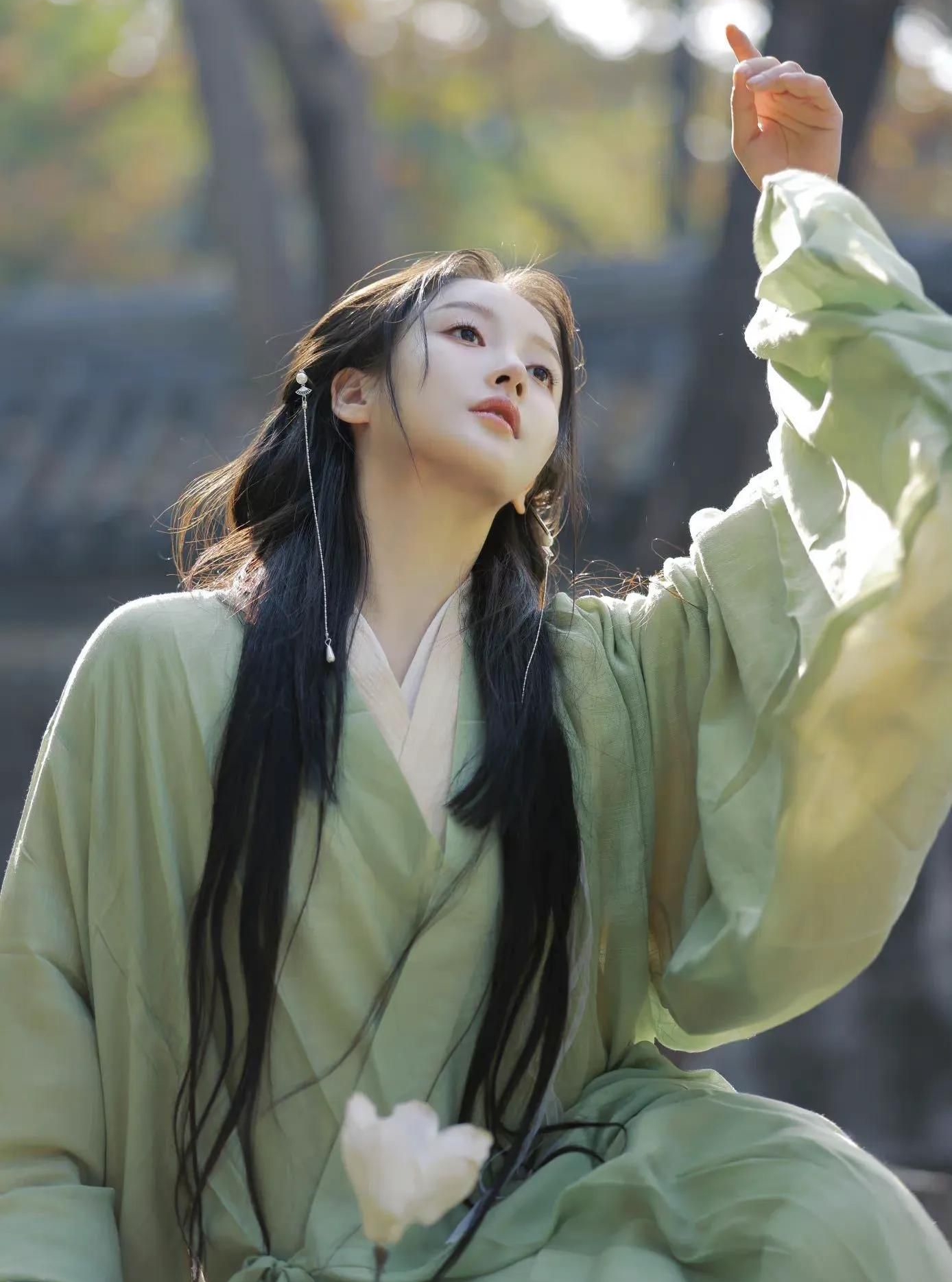 姜贞羽古风写真,撑伞执花,素雅纯净,意境朦胧唯美,惊艳迷人!