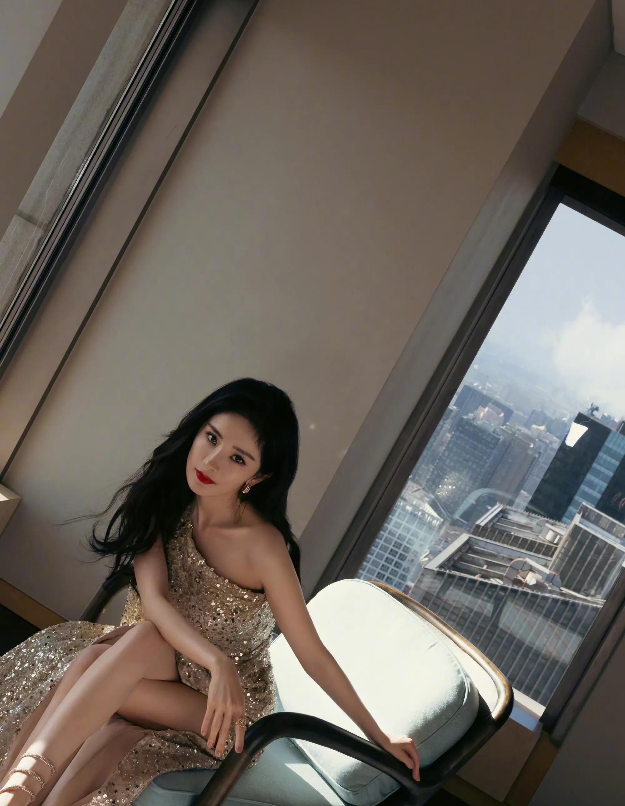 杨幂穿高开叉鎏金长裙秀美腿,冷艳高贵,明艳动人!