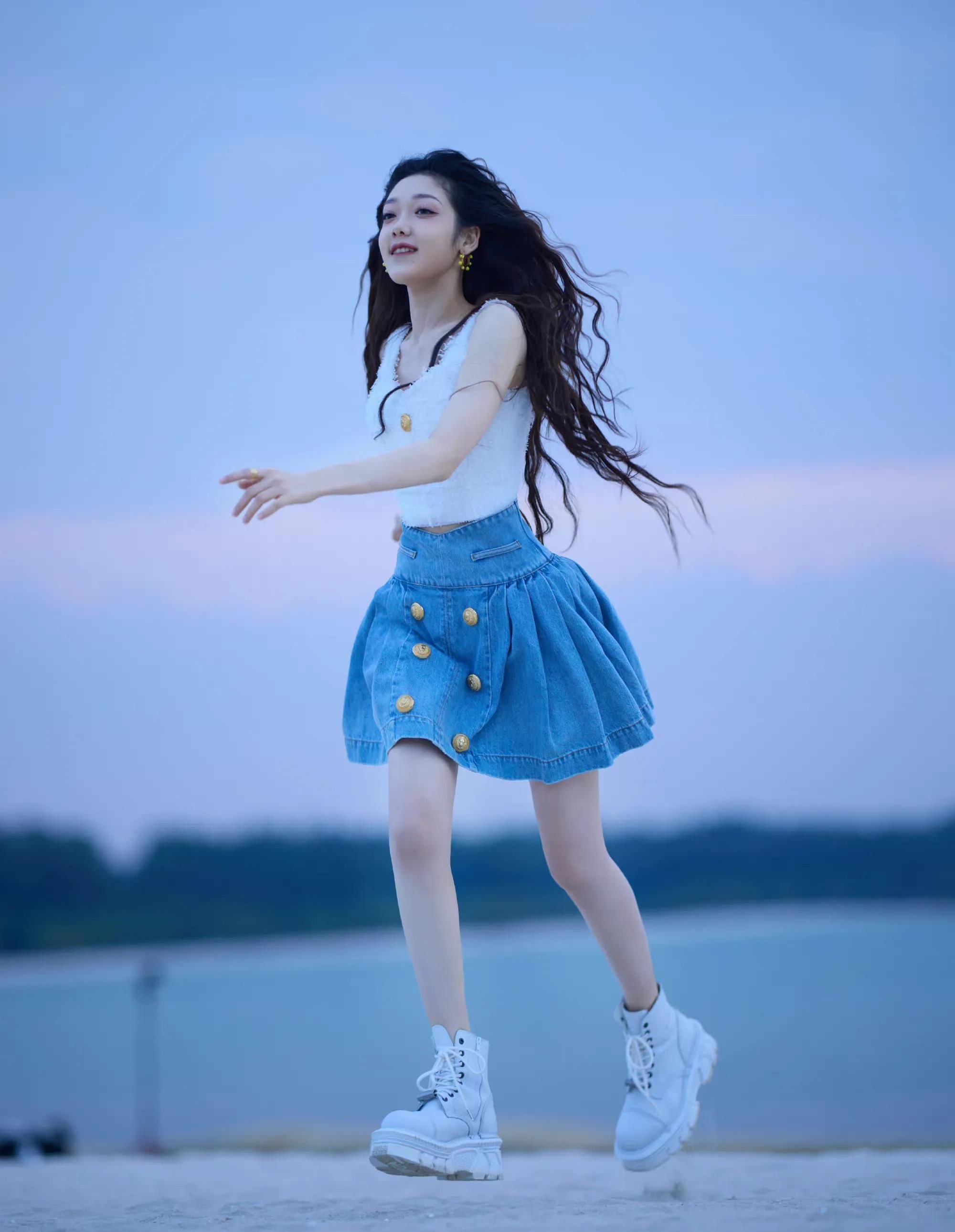 希林娜依高海边清爽写真，穿白色吊带牛仔短裙，楚楚动人！