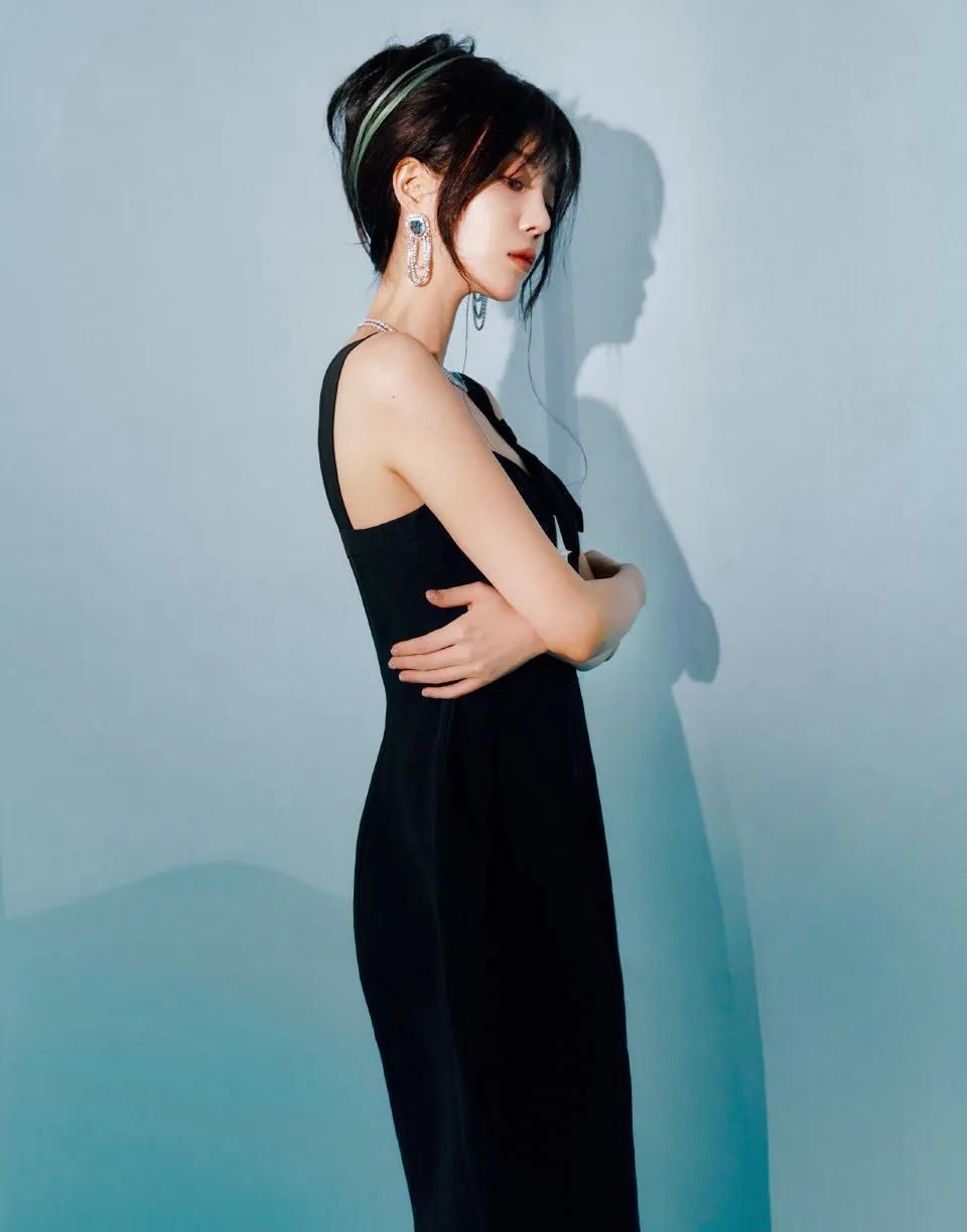 李溪芮东方古韵大片,穿镂空旗袍,抹胸长裙,明艳动人!_高清图集_新浪网