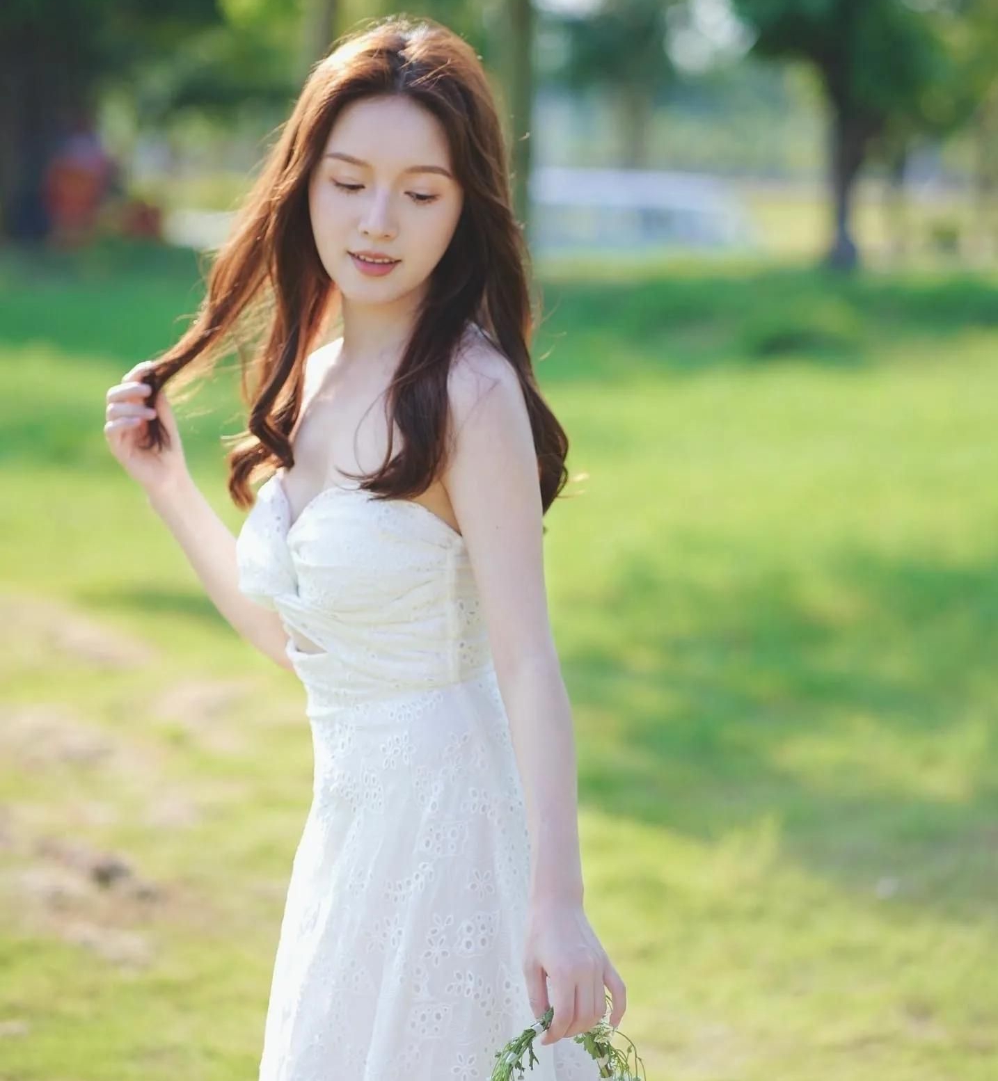 邝洁楹的惊艳美照,肌肤白皙,楚楚动人!__财经头条