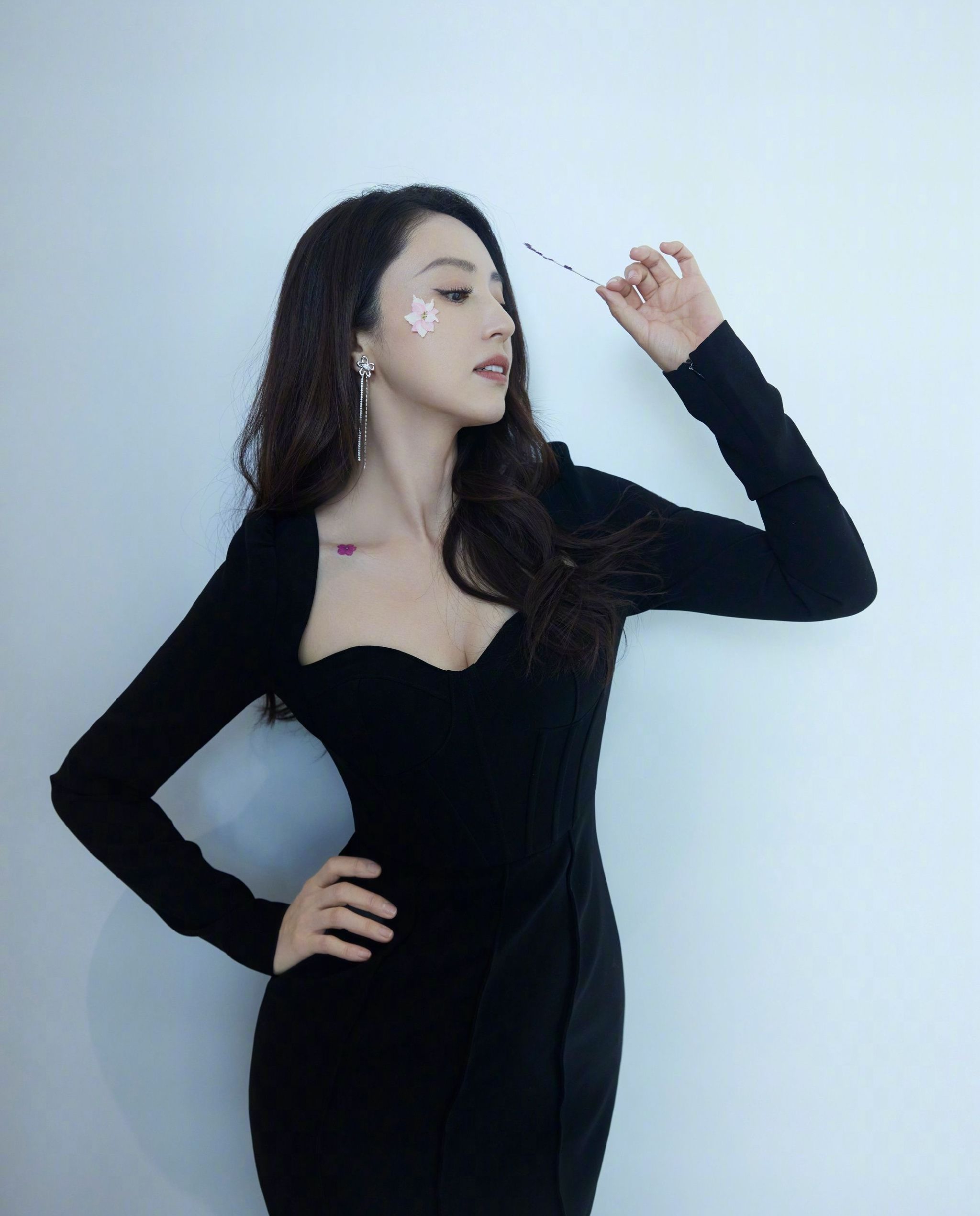 董璇黑色长裙大好身材写真,端庄典雅,气质高贵!