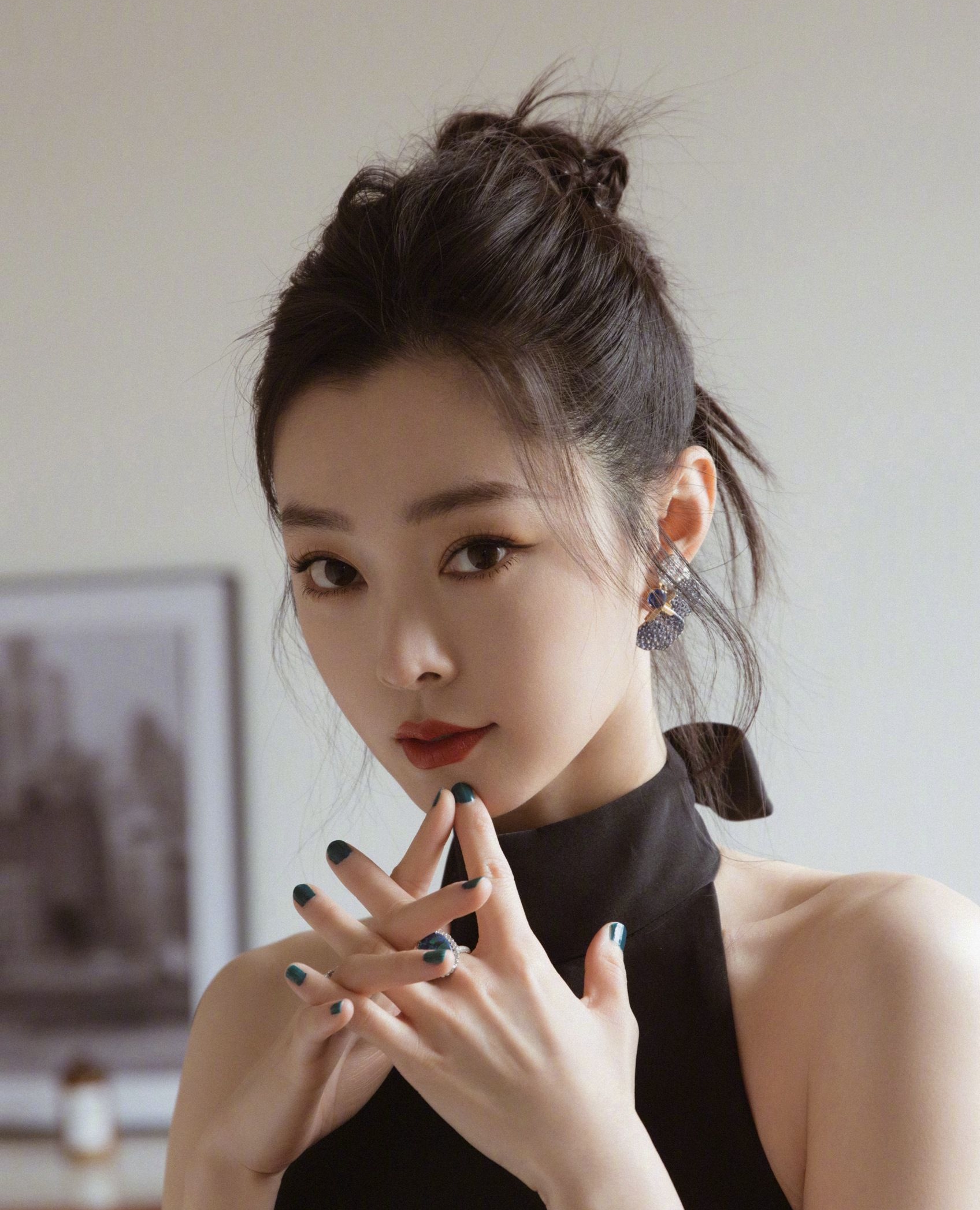 宋轶黑色瘦身连衣裙写真,灵动优雅,娇俏可人!__财经头条