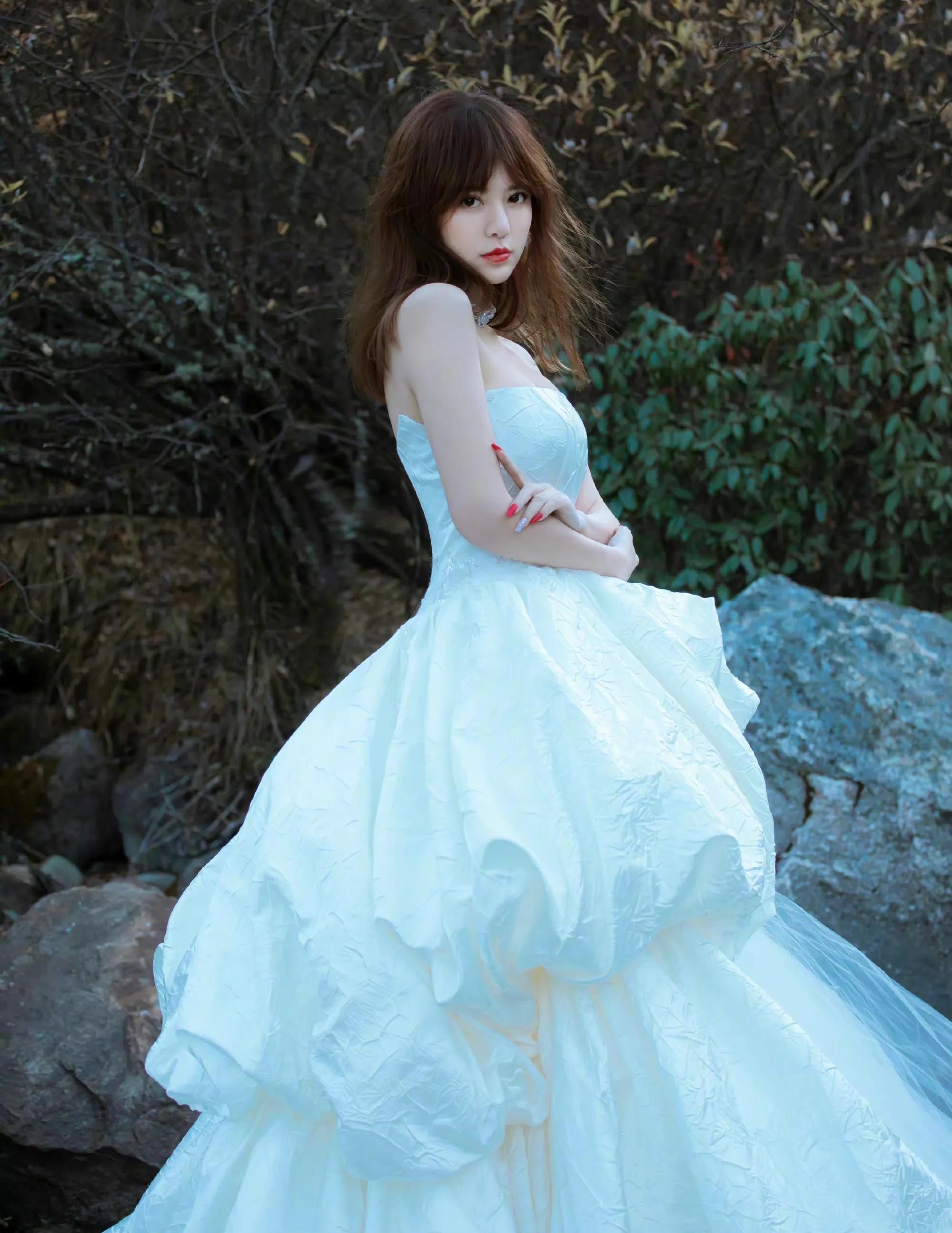 阿兰穿白色裙子娇艳如花时尚魅力