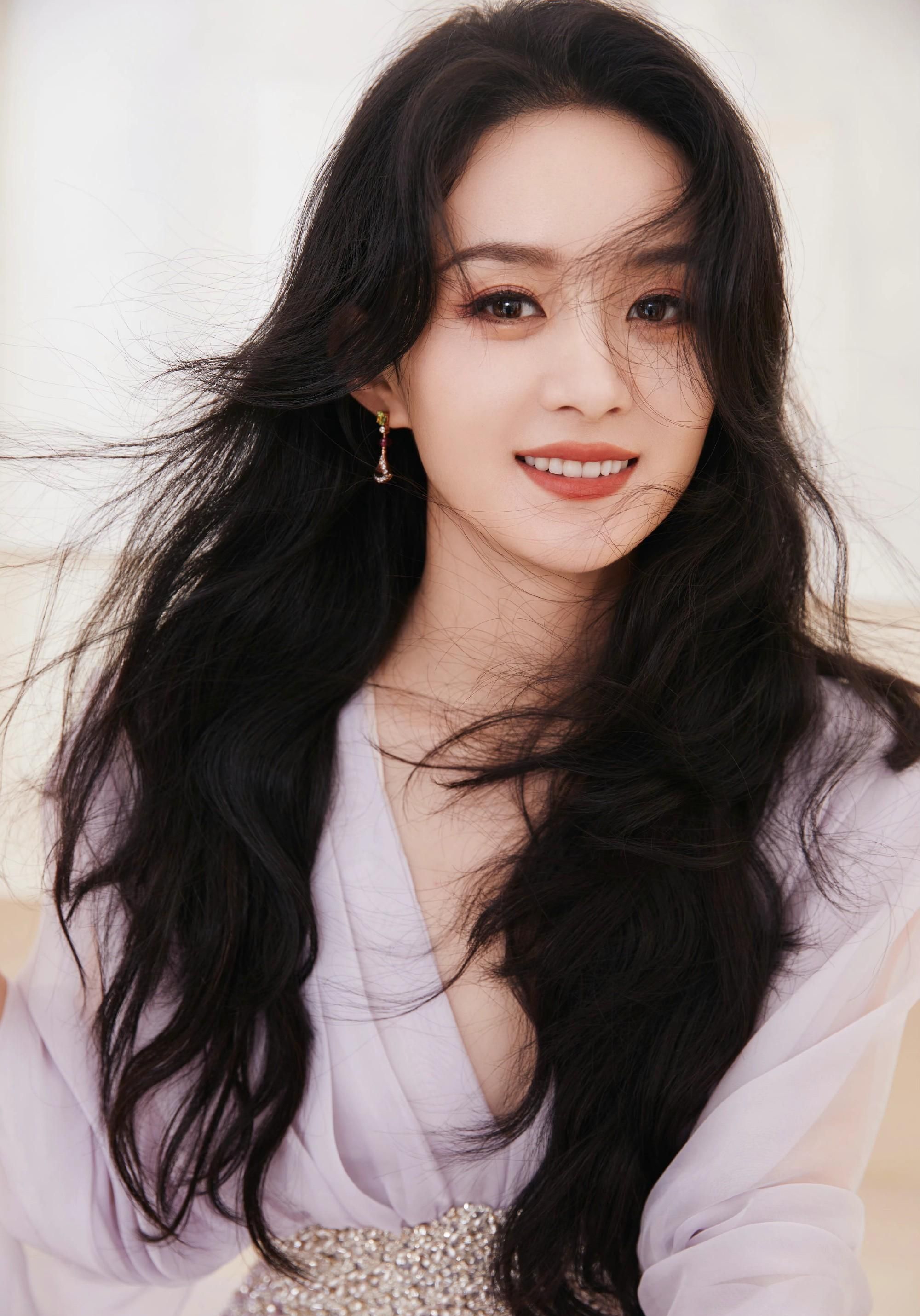 赵丽颖大而圆的眼睛,幼态的嘴型,惊艳迷人!__财经头条