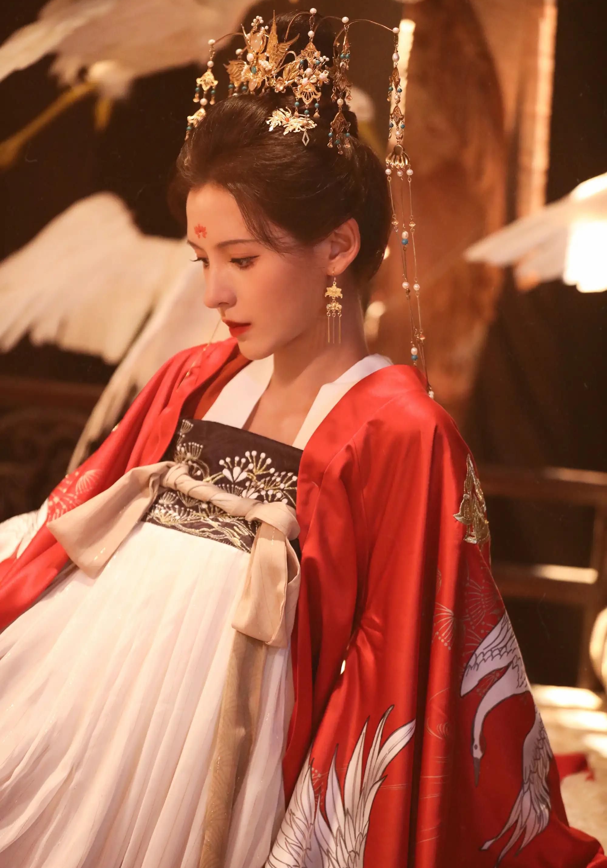 张予曦身着红衣公主古装美照,娇艳如花,时尚魅力!__财经头条