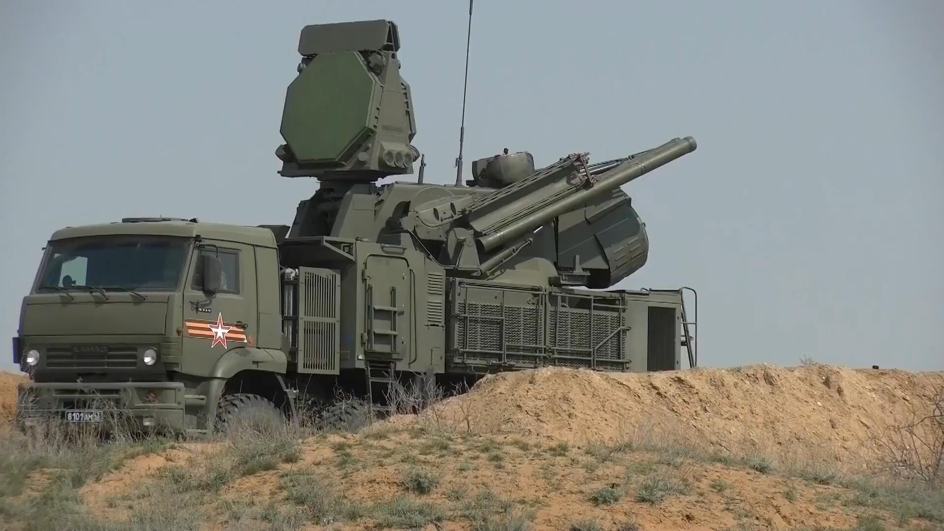 俄罗斯"铠甲s2"近程防空系统,进行实弹射击的镜头!