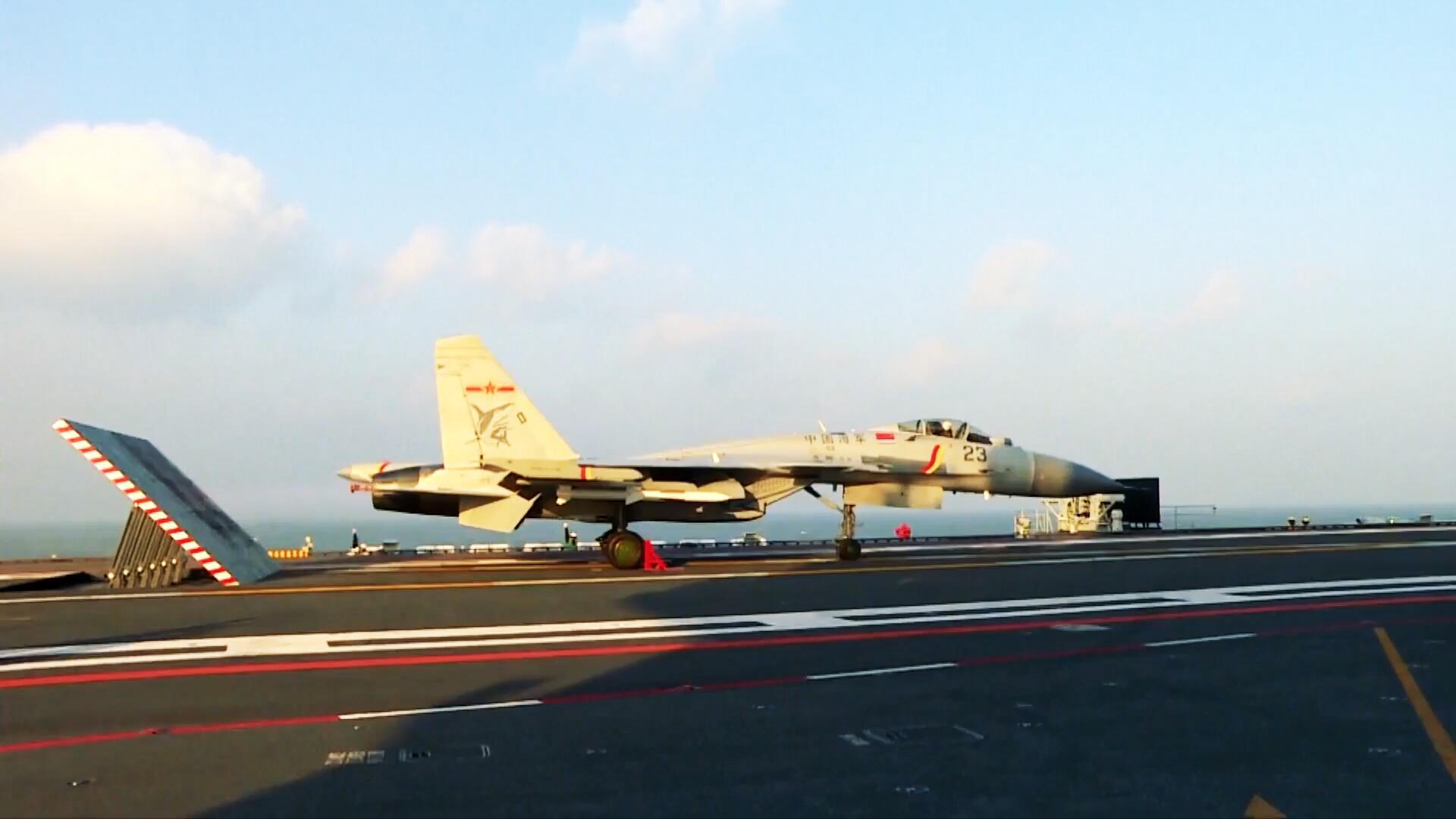 中国海军歼15舰载机,从山东号航空母舰上起飞,显示战舰状况良好