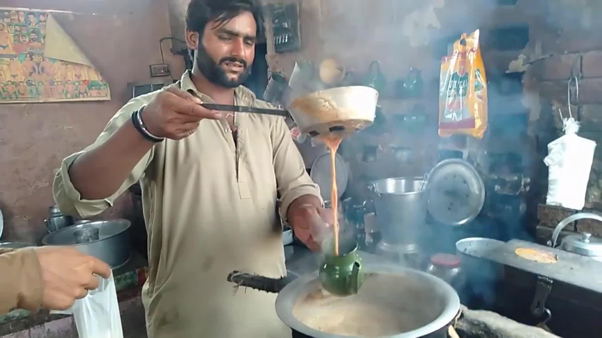 印度街头现煮奶茶,卫生有点堪忧,老板:没事,沸水可以灭细菌!