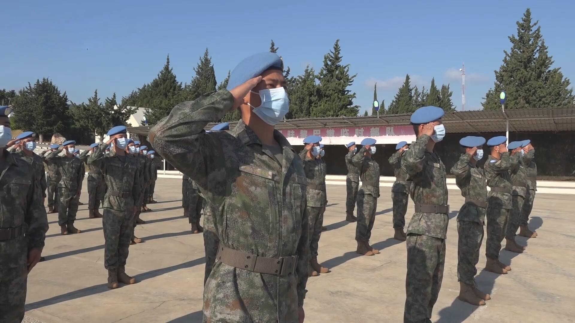 赴黎维和官兵首次身穿丛林星空迷彩举行升旗仪式