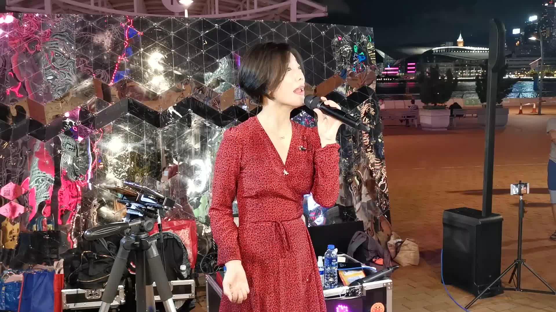 女歌手龙婷献唱粤语歌《红茶馆 / 夜机》,吸引粉丝来观看