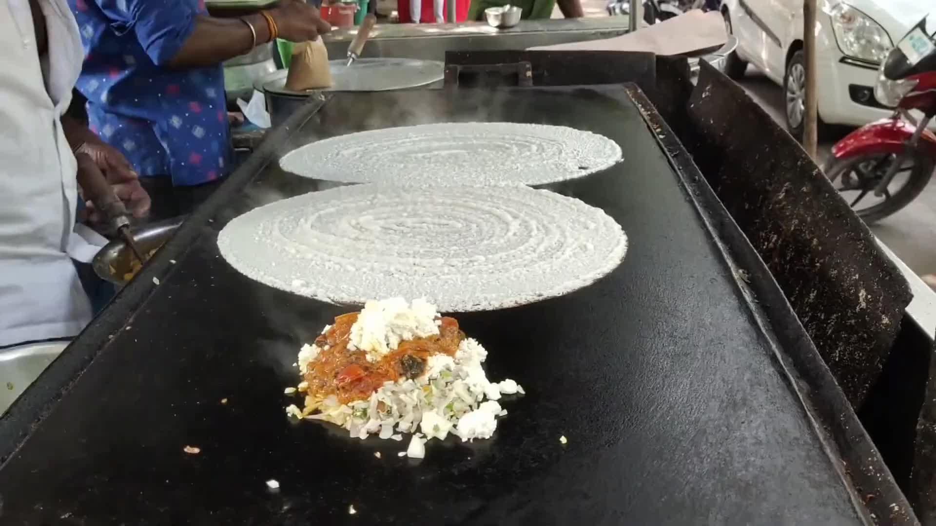 印度街头的热卖煎饼,面粉糊摊成薄饼,搭配重口味的酱汁真够味!