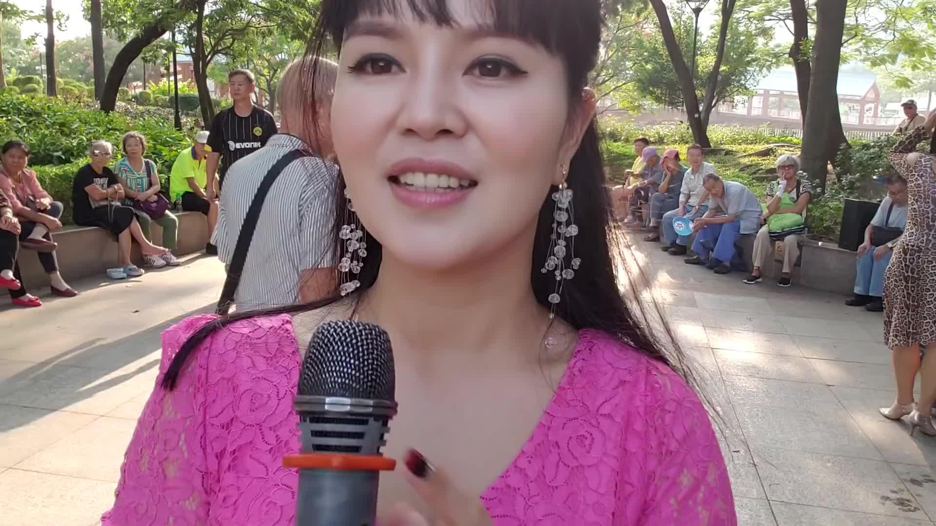 街头艺人小红演唱一首民歌小背篓好听至极