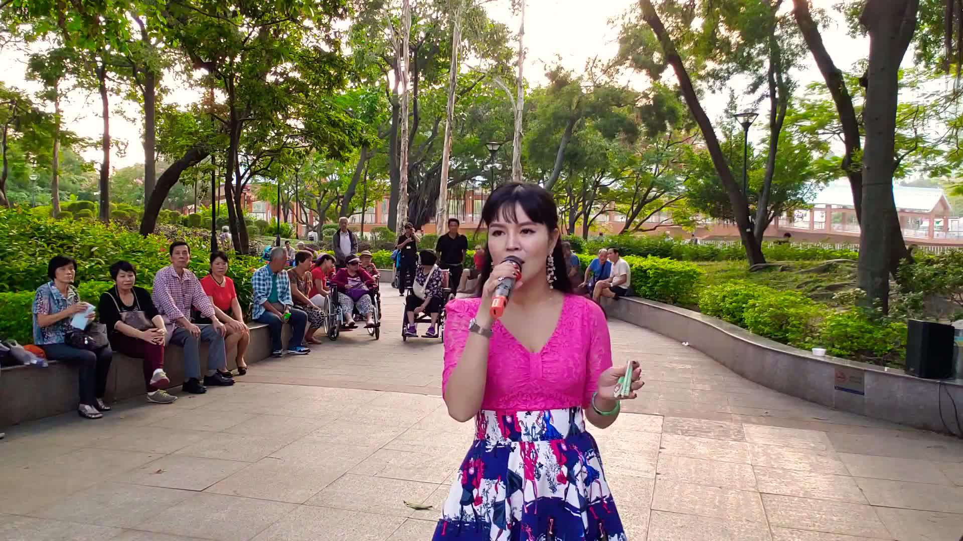 街头艺人小红演唱歌曲太好听了