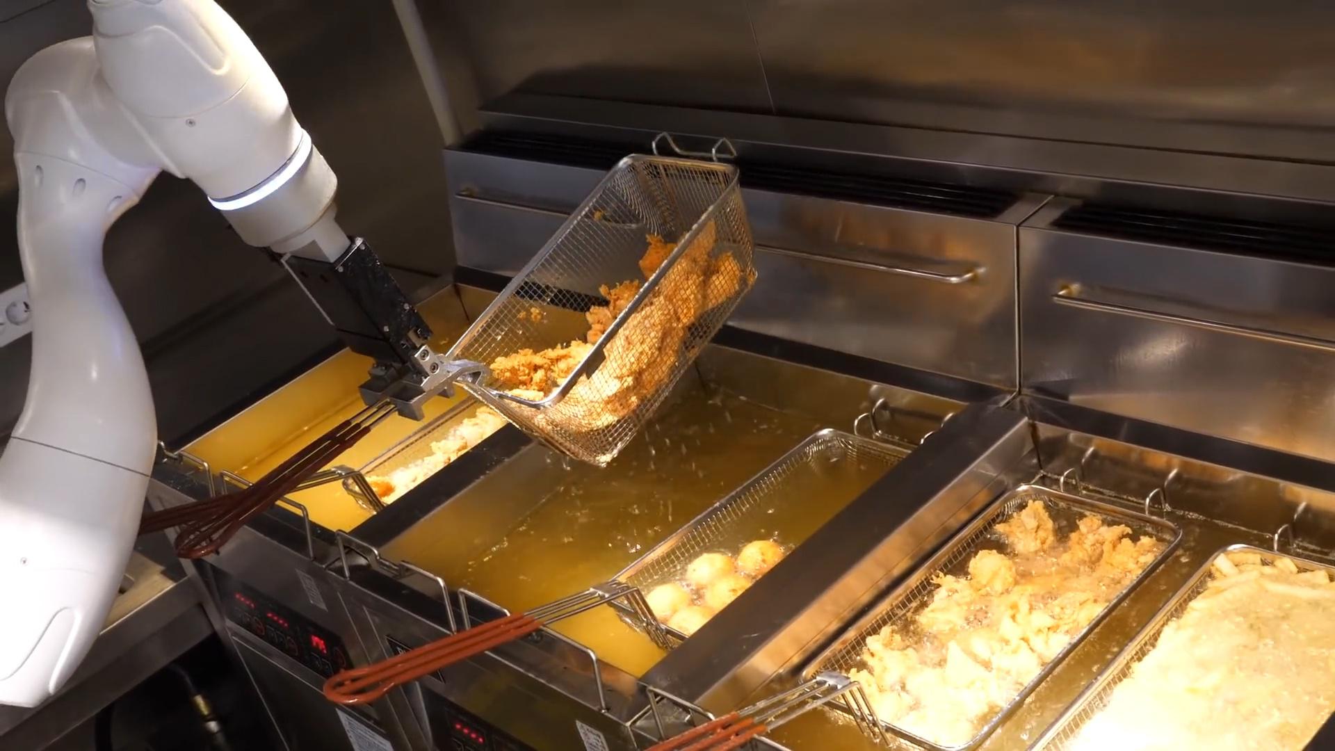 韩国街头火爆的炸鸡店:机器人炸鸡!长长的机械手臂可爱又先进