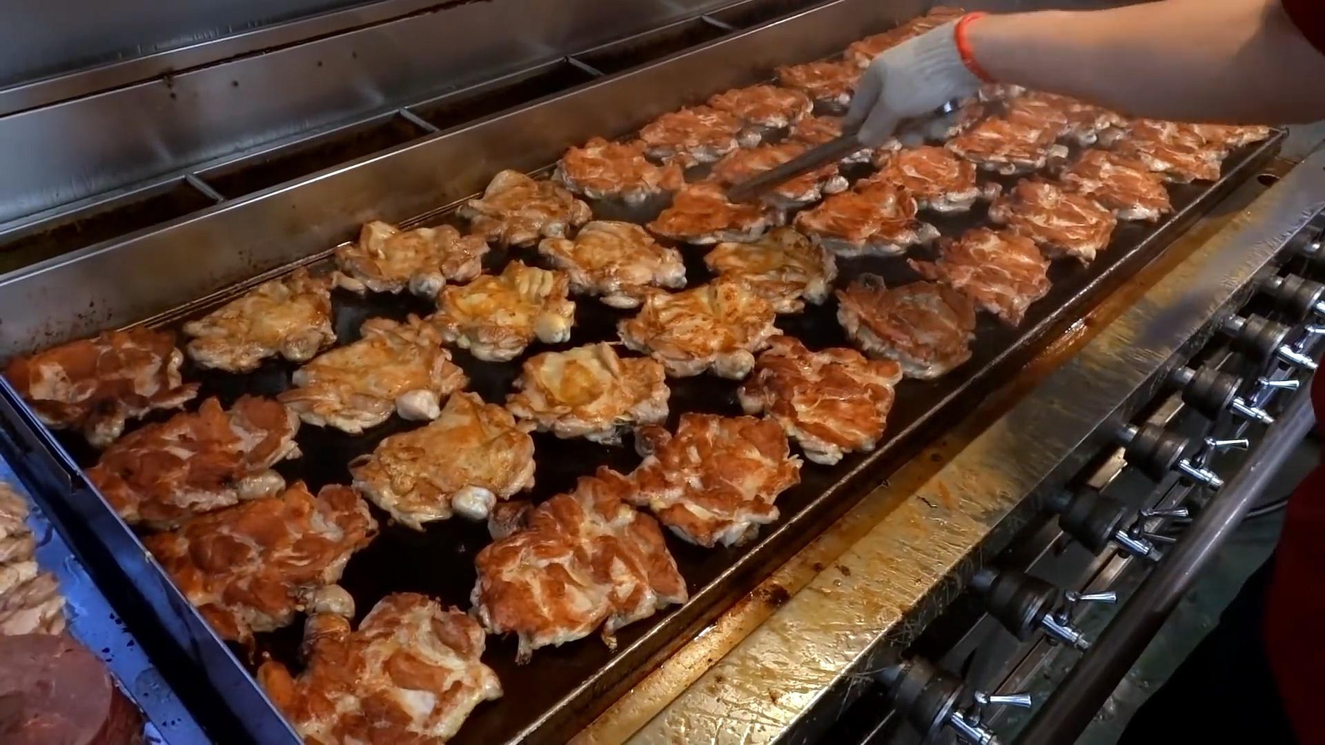 台湾夜市的牛排铁板烧这么嫩!搭配流心鸡蛋和面条,吃着太过瘾啦