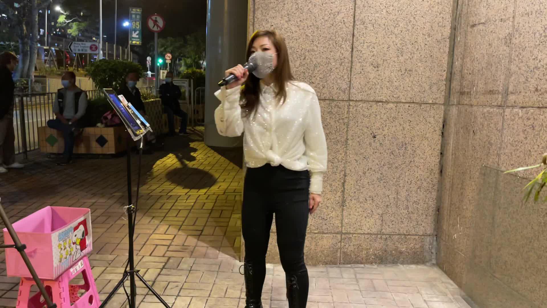 女歌手芯妮街头献唱老歌《新鸳鸯蝴蝶梦》经典好听,粉丝打赏