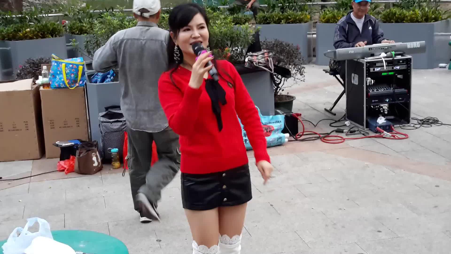 街头艺人小红歌唱《什么话》好听