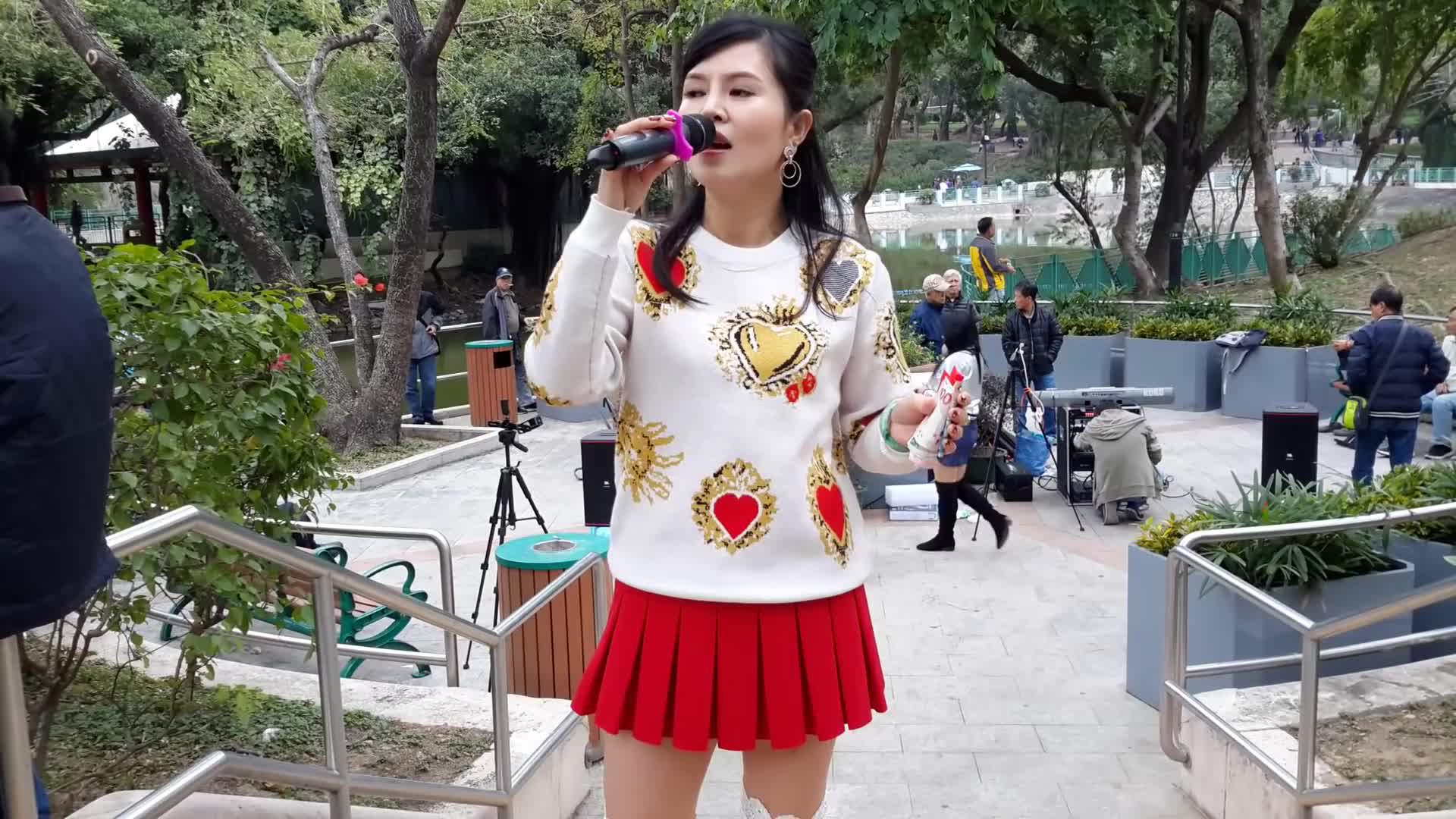 街头艺人小红歌唱《千言万语》好听