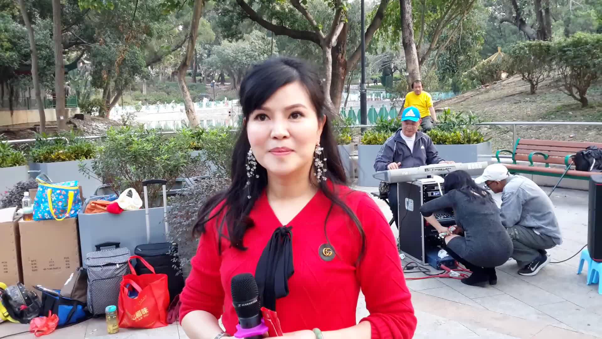 街头艺人小红演唱一首经典情歌《负心的人》