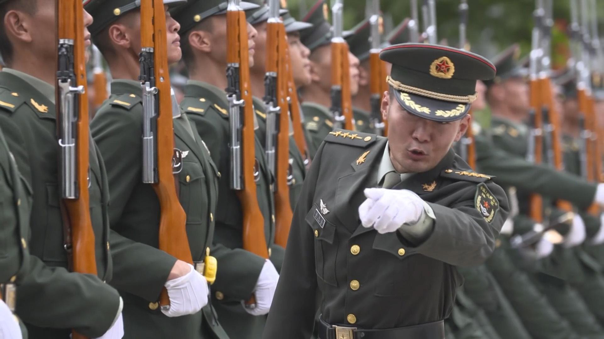 解放军仪仗队震撼登场!