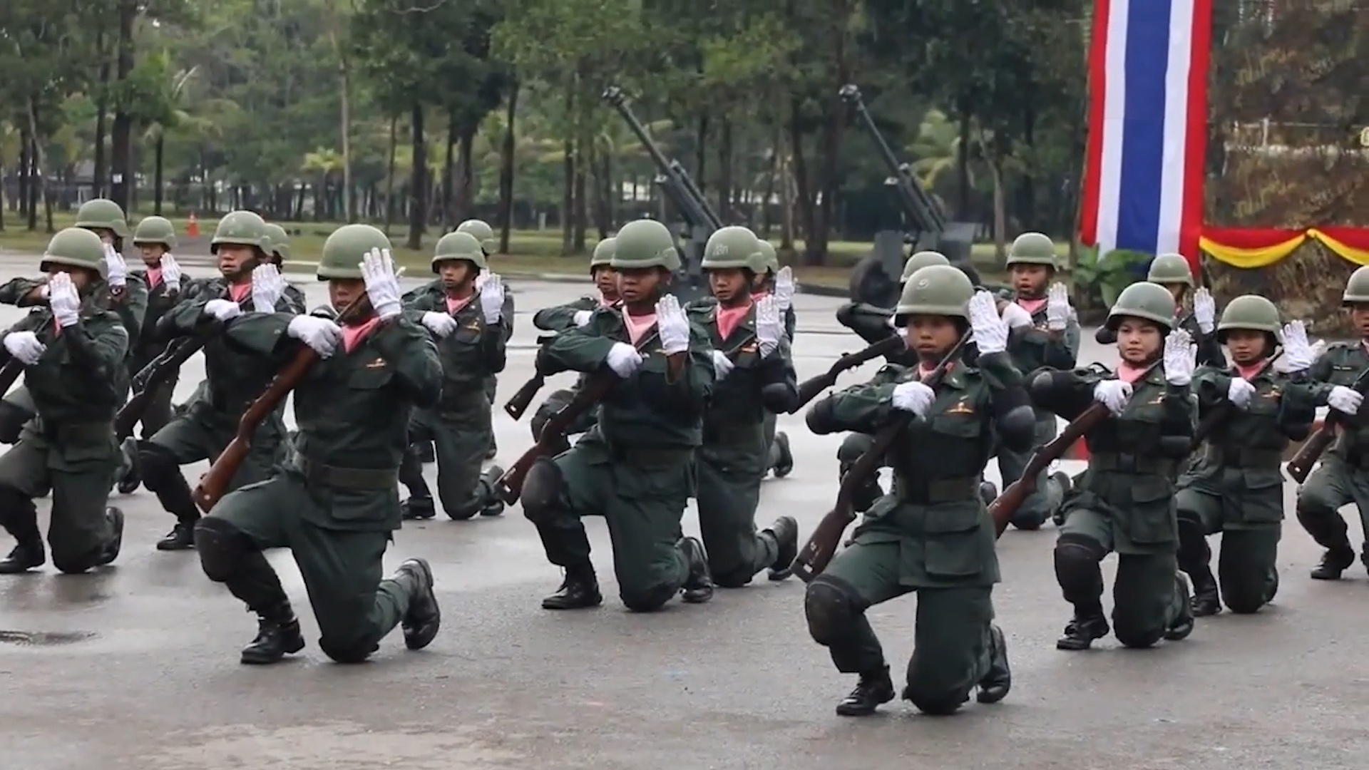 泰国士兵枪操训练,一举一动的呆萌操作,也太可爱了吧!