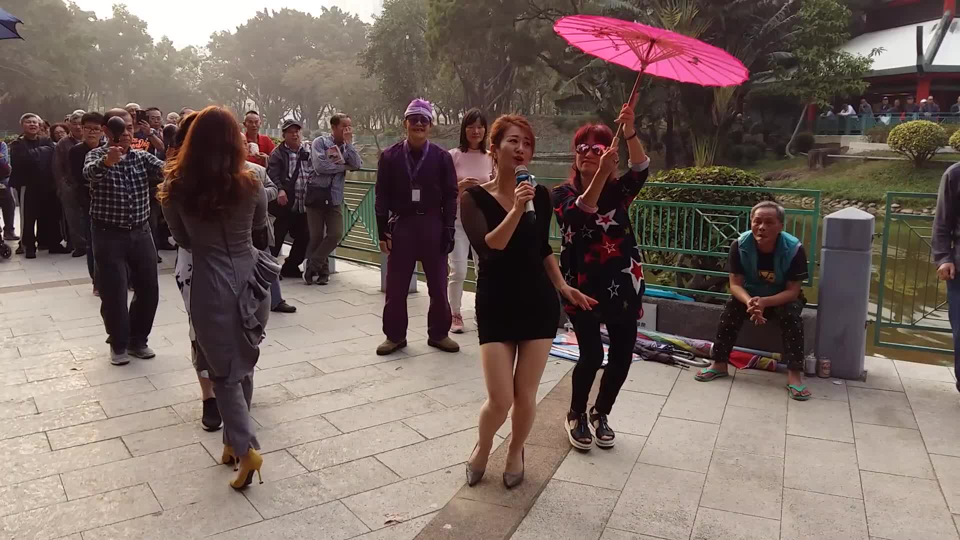 街头艺人芯仪演唱闽南语《爱情的骗子我问你》好听,众人围观