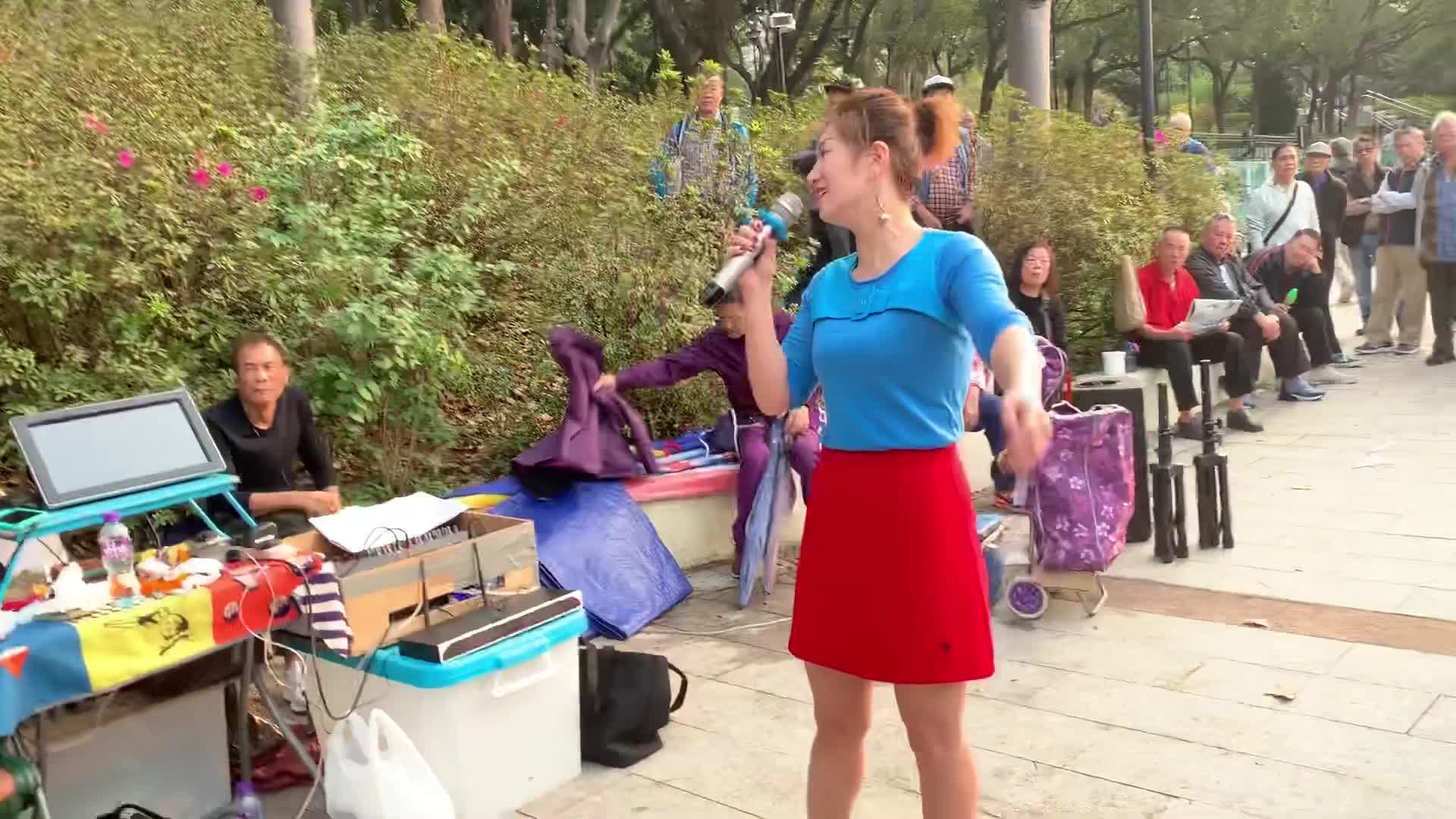 街头艺人芯仪演唱一首《无奈的思绪》好听极了