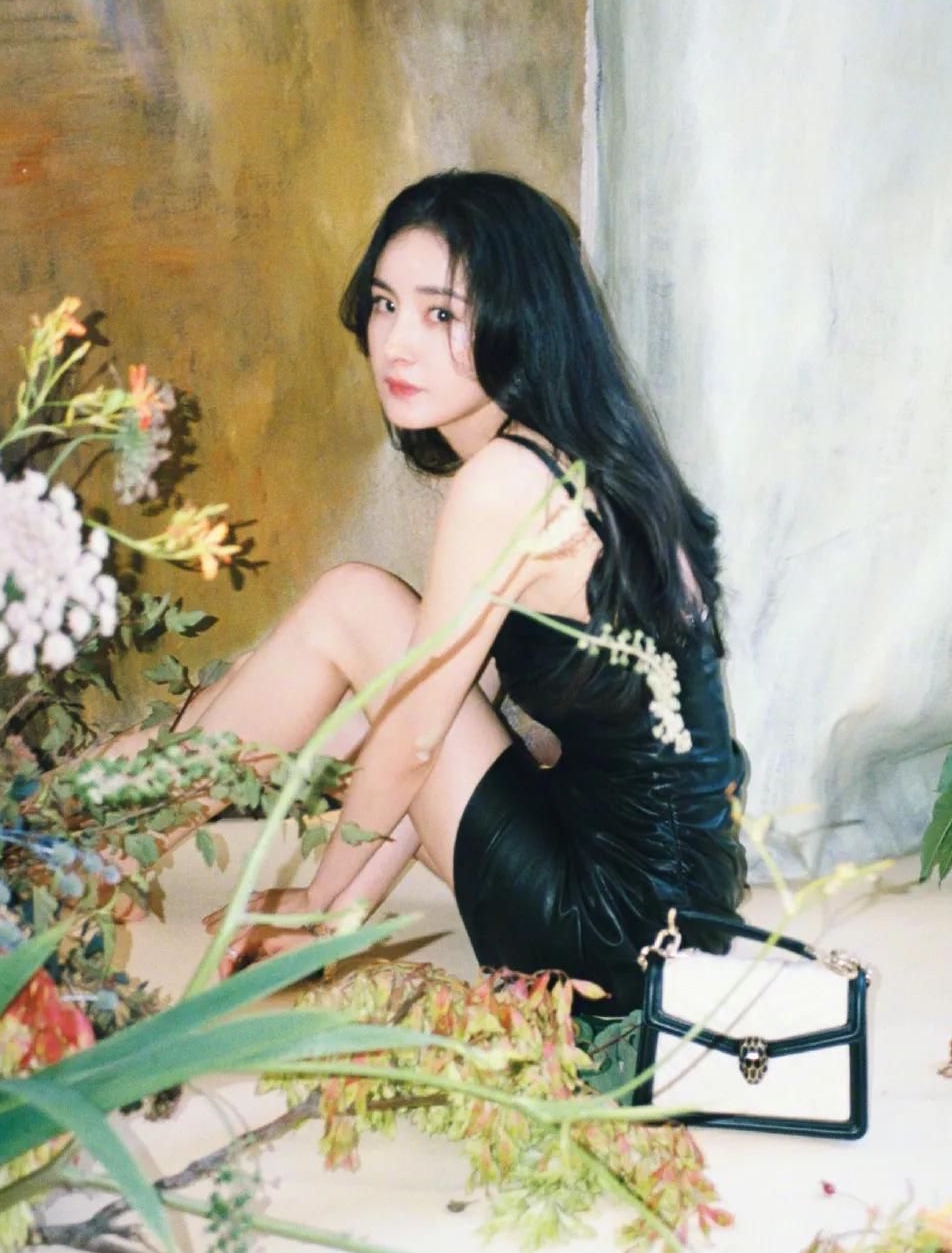 杨幂纯欲风写真,吊带裙尽显优雅气质,楚楚动人!__财经头条