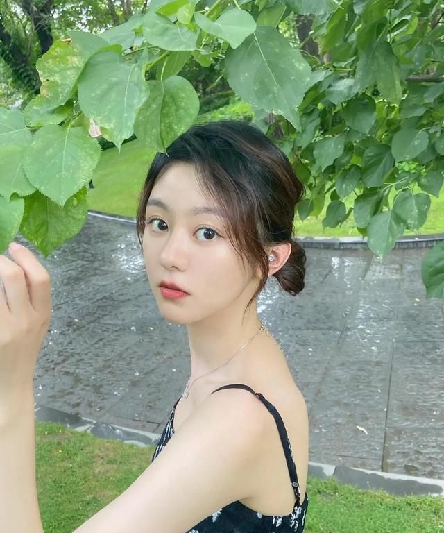 徐沐婵的眼睛好美,一双清透黑白分明会说话的眼睛,让人灵动起来