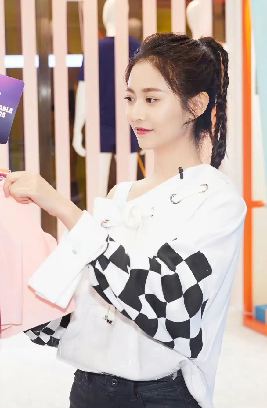 陈钰琪的丸子头发型,娇艳如花,明艳可人!__财经头条