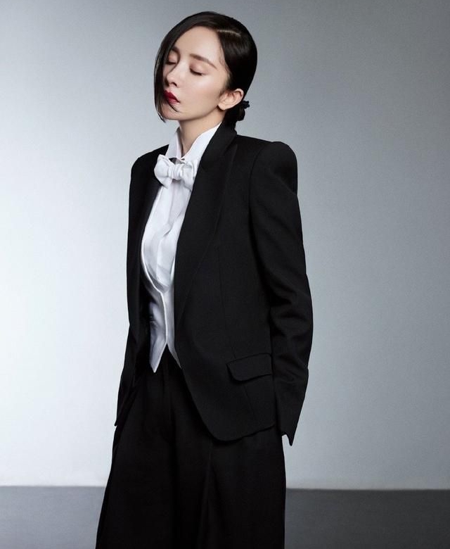 杨幂身穿黑白西装套装干净利落!