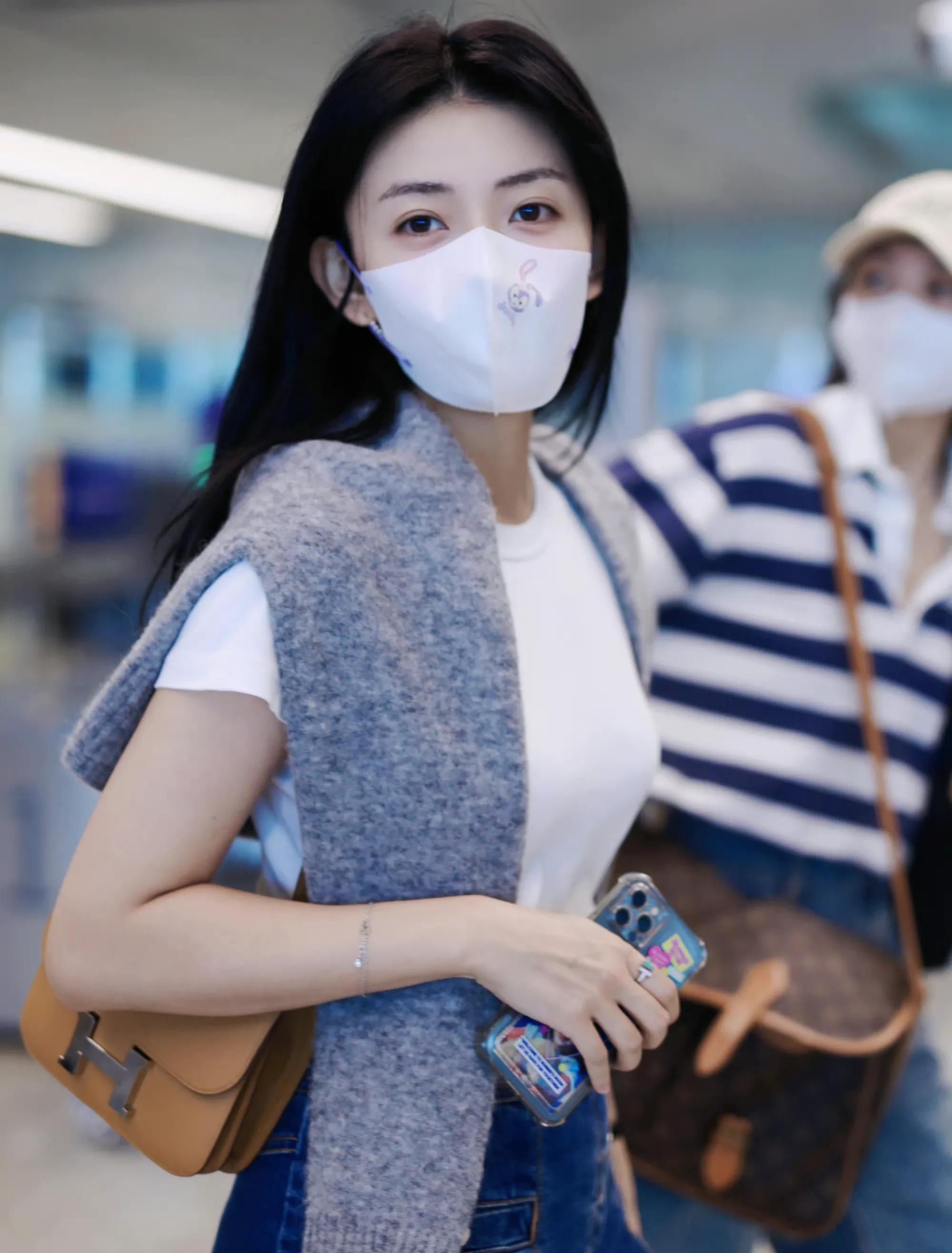 梁洁出行,牛仔短裤,青春靓丽,楚楚动人!_高清图集_新浪网