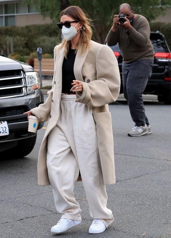 海莉穿大衣搭白色运动裤