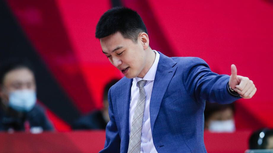 为何常去现场看比赛?杨鸣展谦虚一面:我资历尚浅就需要多学习