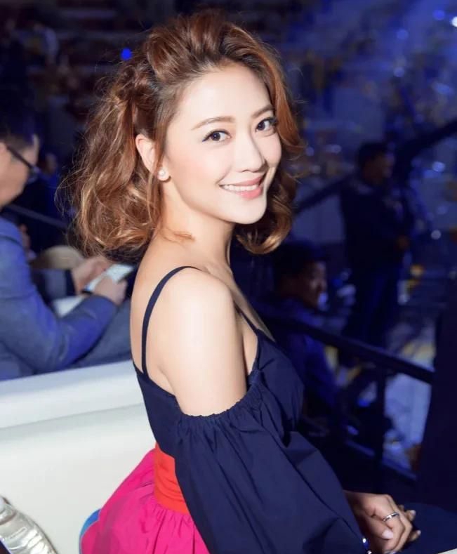 气质女神应采儿,美丽惊艳!__财经头条