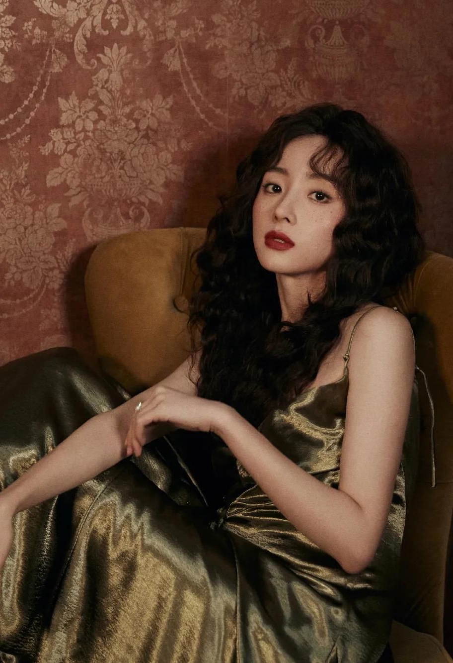 胡冰卿复古浮华写真,羊毛卷配绿色深v长裙,明艳动人!_高清图集_新浪网
