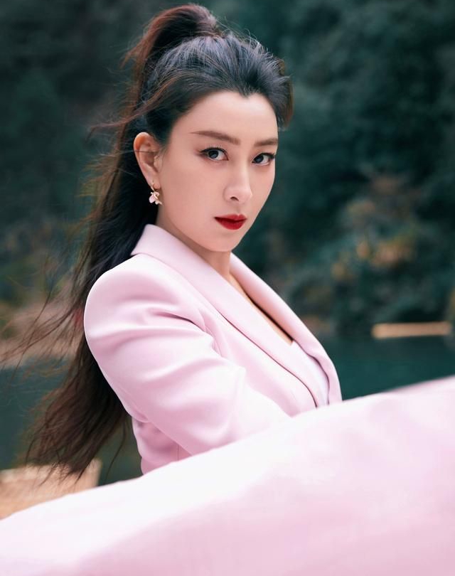 马苏一身职业装,成熟有魅力!__财经头条