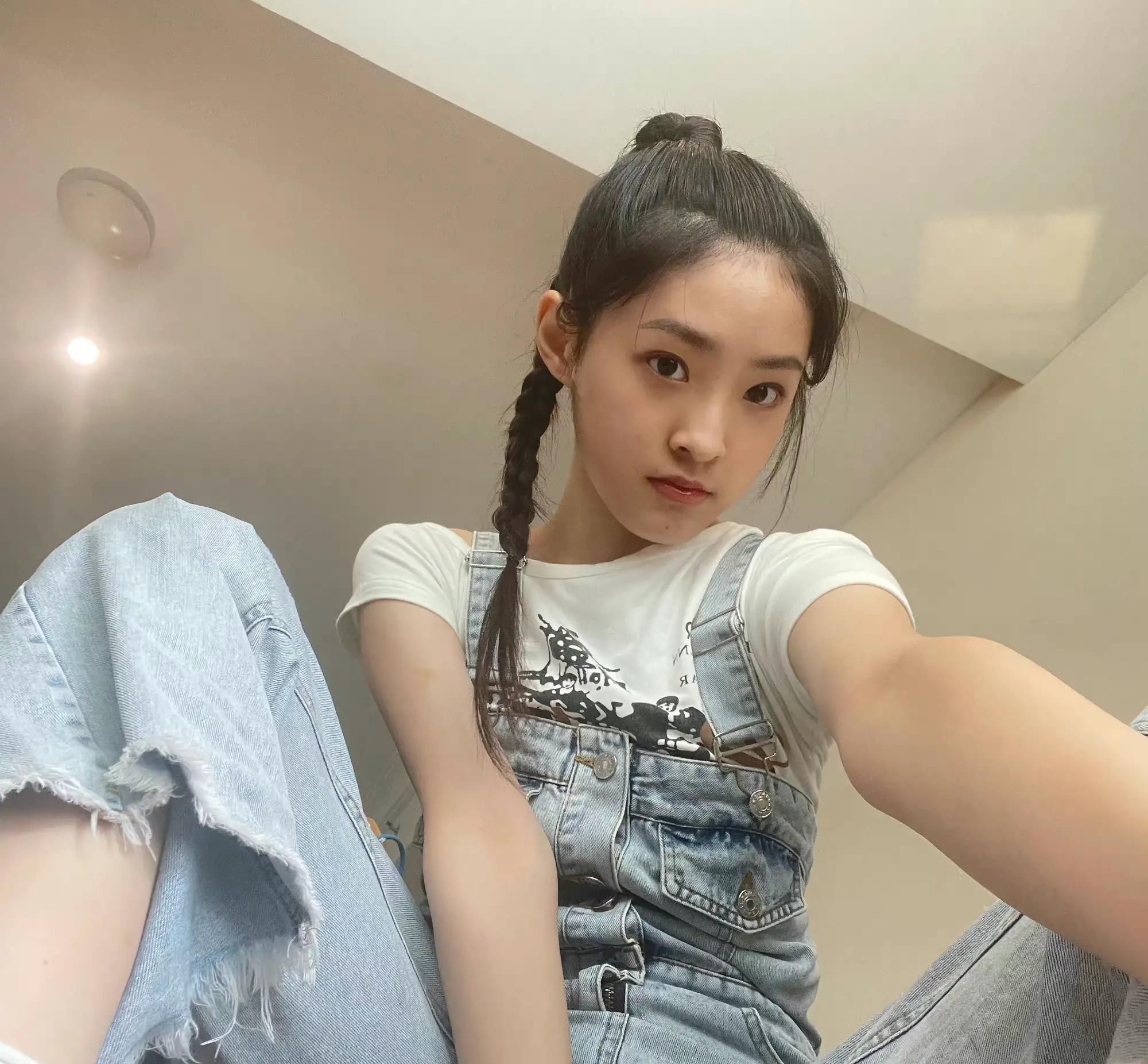 蒋韵兮扎麻花辫子青春靓丽楚楚动人