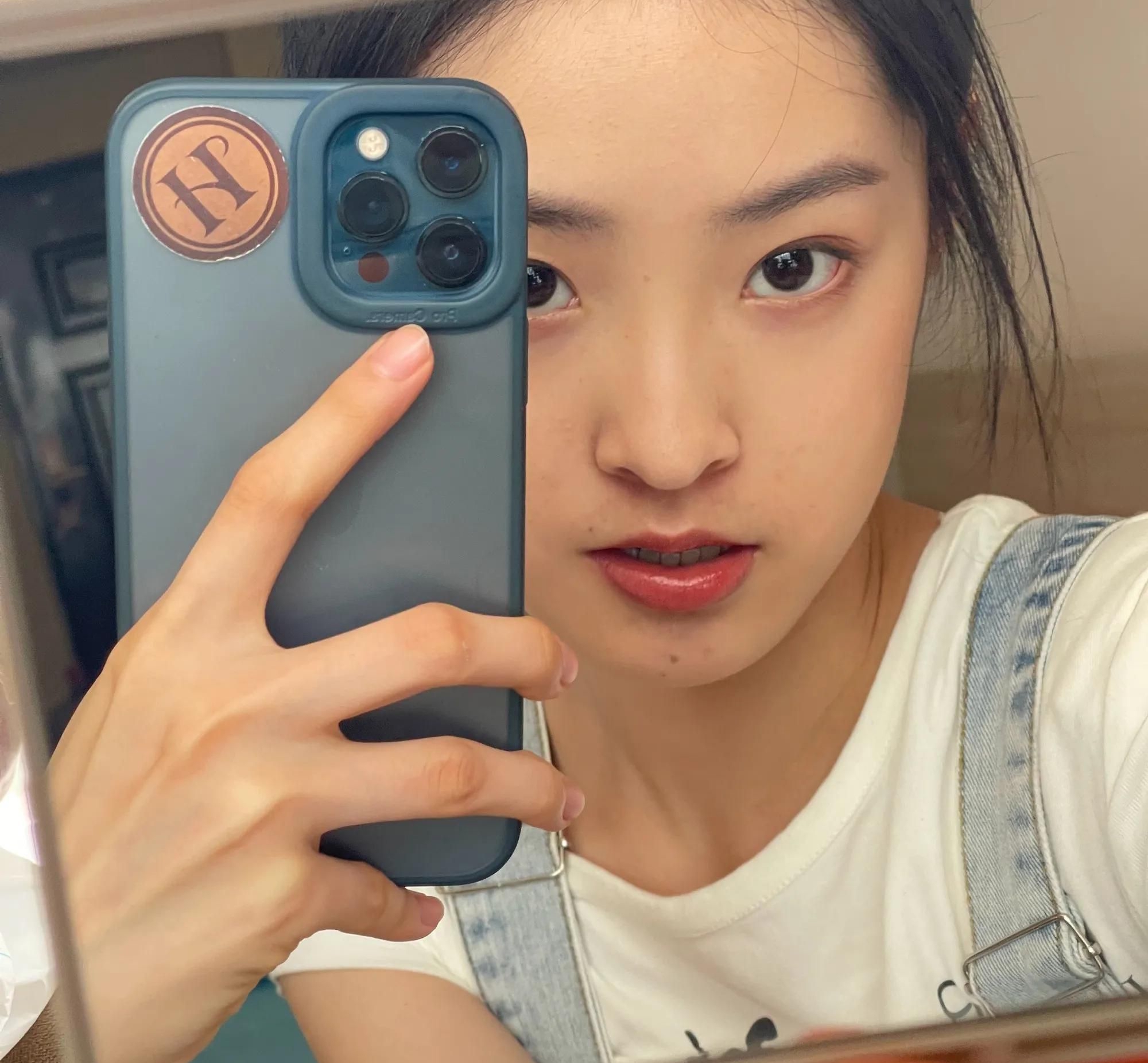 蒋韵兮扎麻花辫子,青春靓丽,美丽可爱!__财经头条