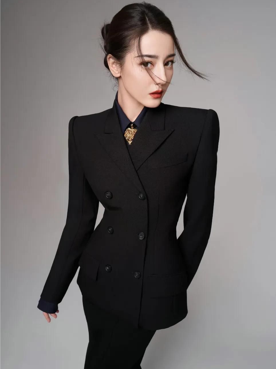 迪丽热巴身着质感黑色西装利落有型精致干练明艳动人