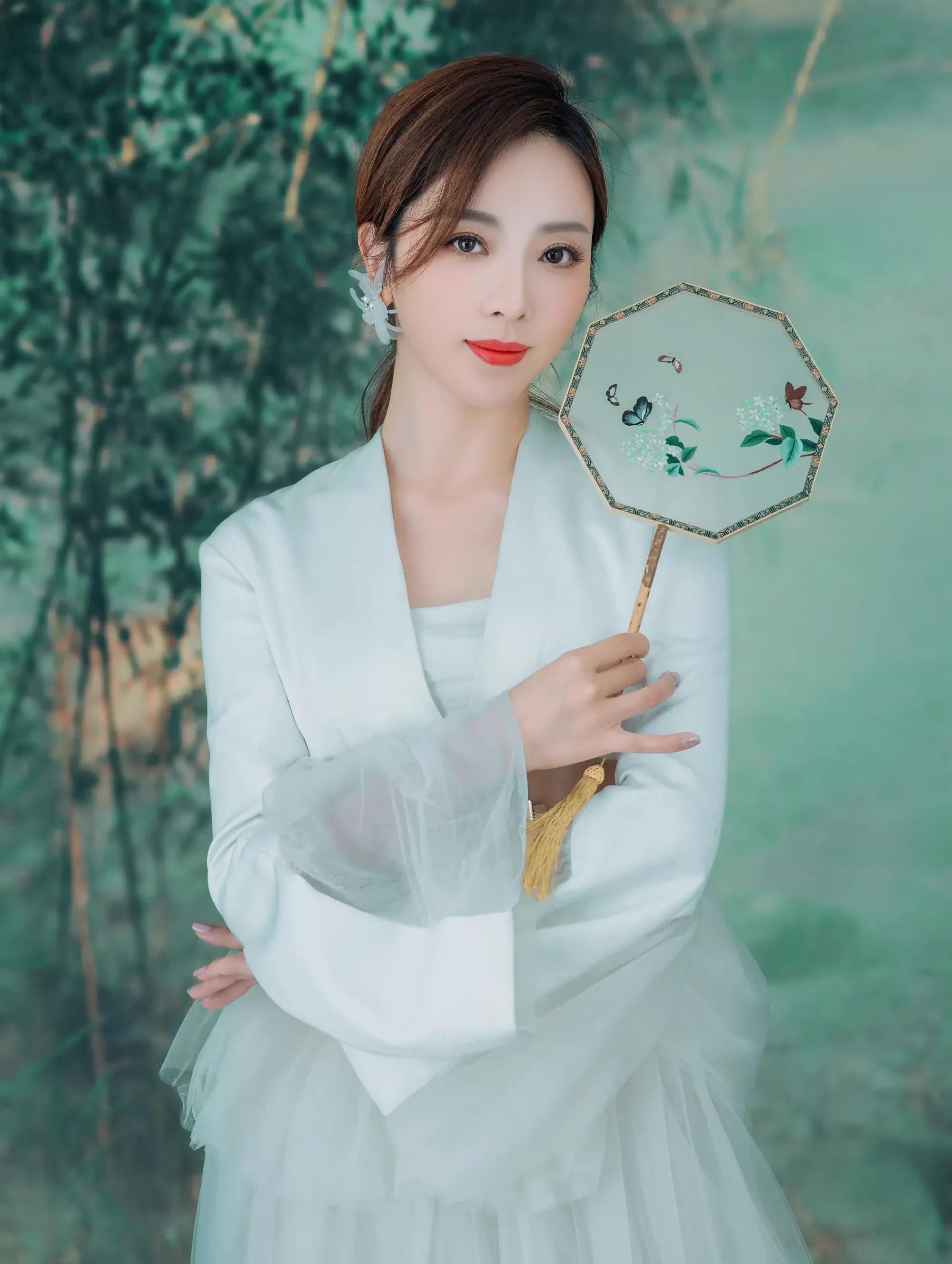 美丽优雅的李思思,魅力无限,美艳动人!