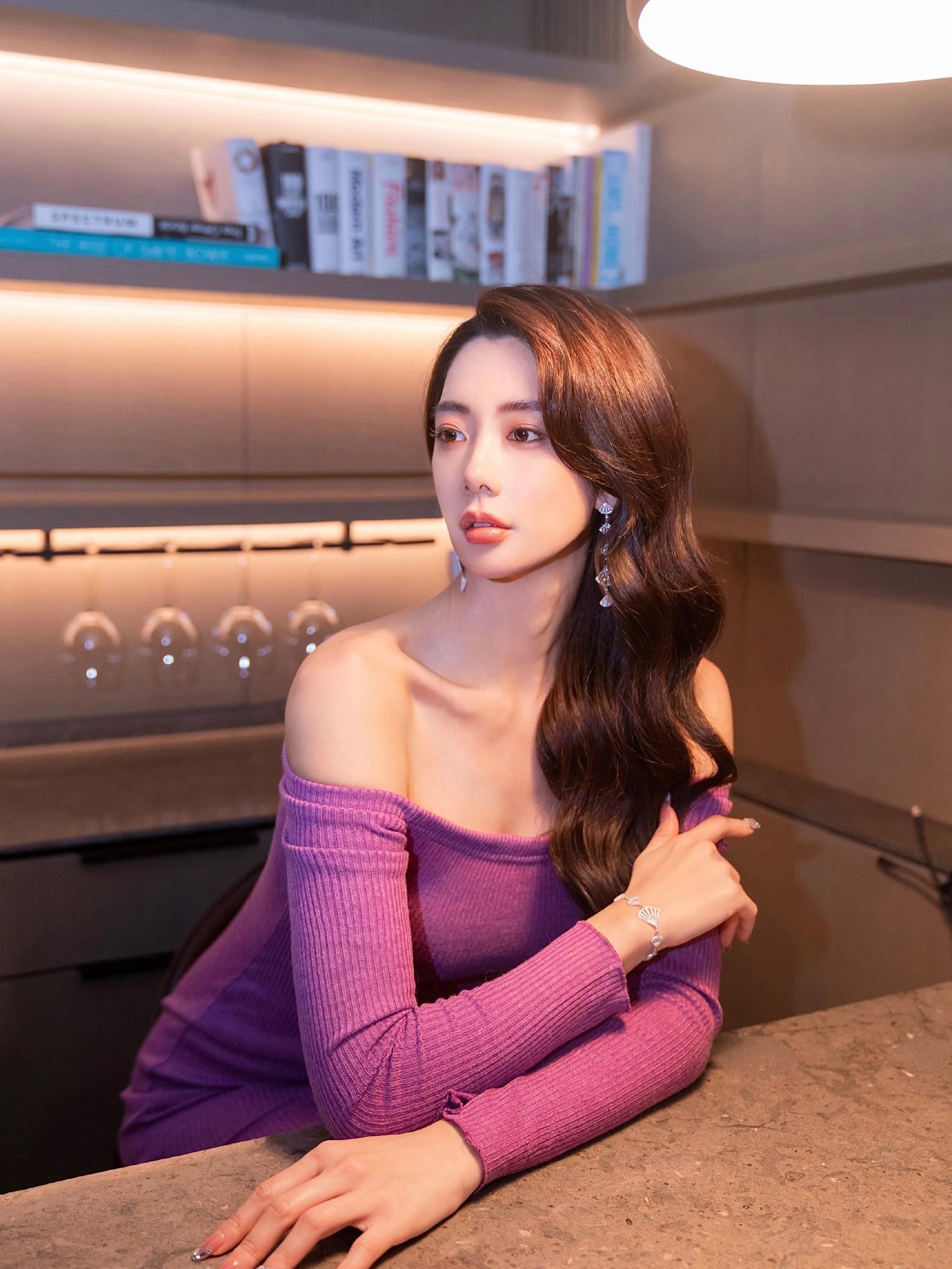 李成敏紫色一字肩,皮肤白皙,楚楚动人!