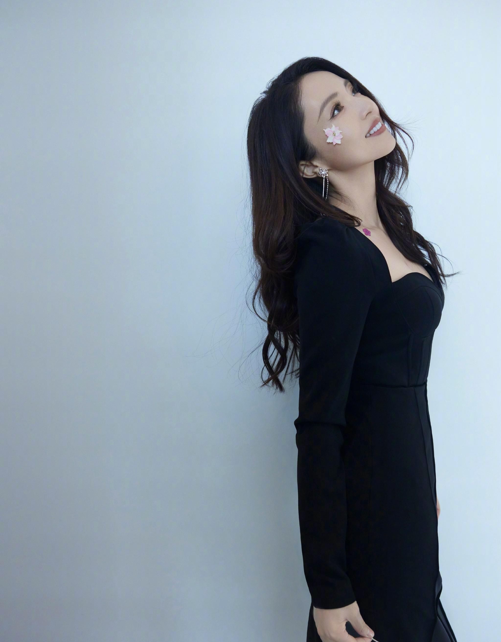 董璇黑色长裙大好身材写真,端庄典雅,气质高贵!