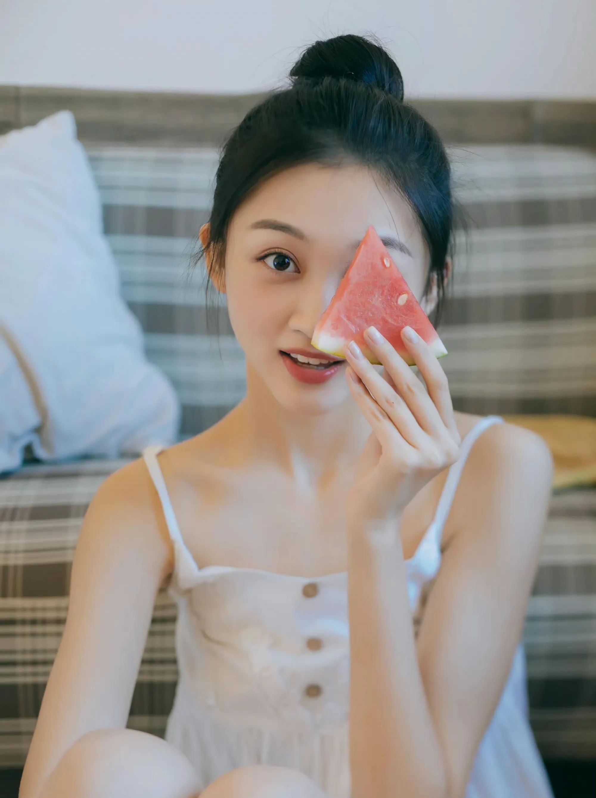 曲芷含和西瓜的美照甜美可爱清纯可人