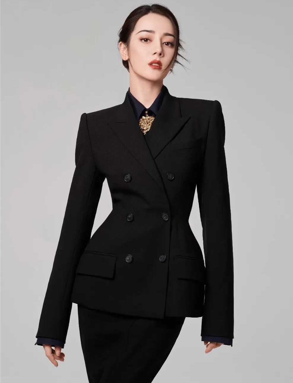 迪丽热巴身着质感黑色西装利落有型精致干练楚楚动人